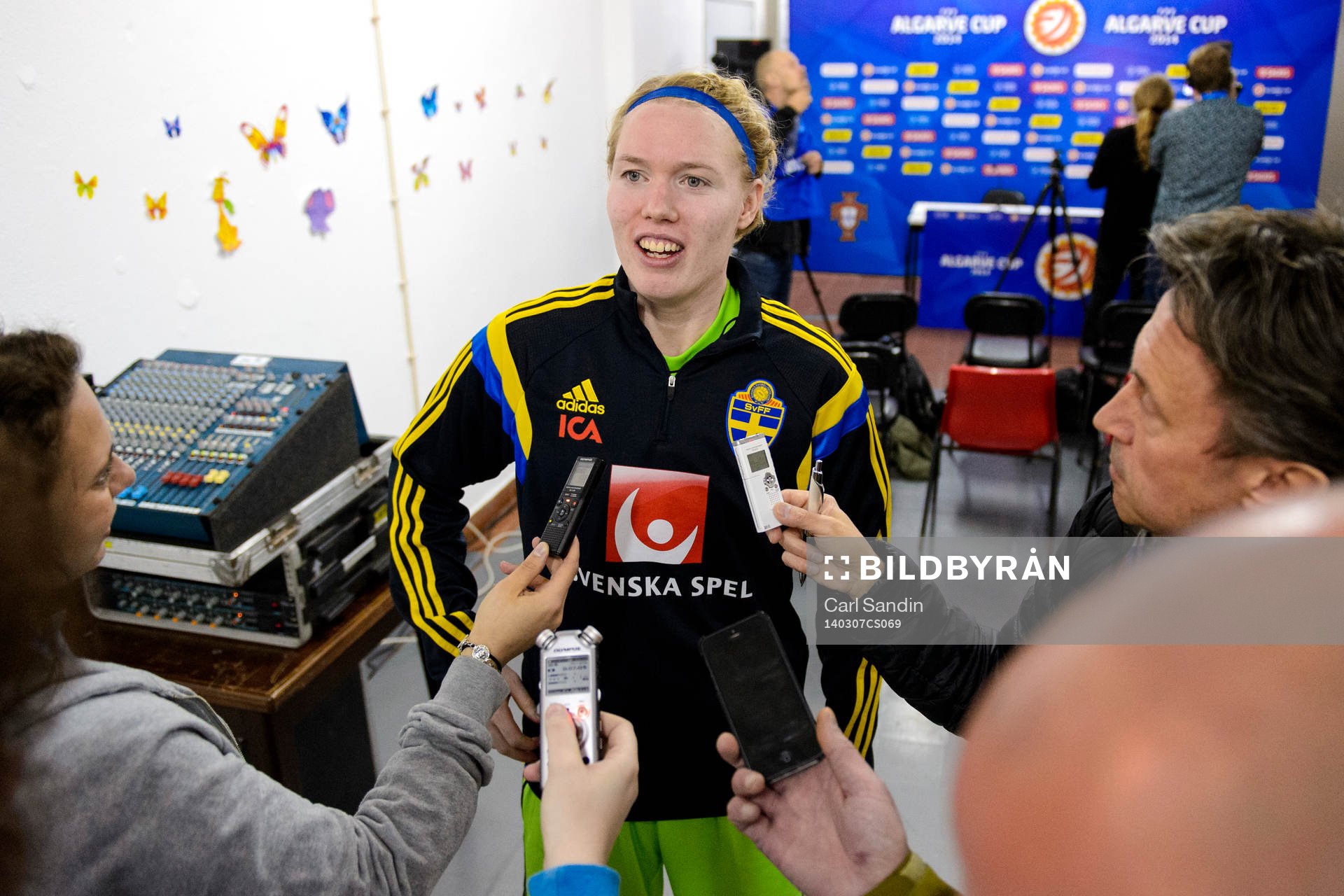 Sveriges målvakt Hedvig Lindahl blir intervjuad efter fotbollsmatchen mellan Sverige och USA i Algarve Cup den 7 mars 2014.