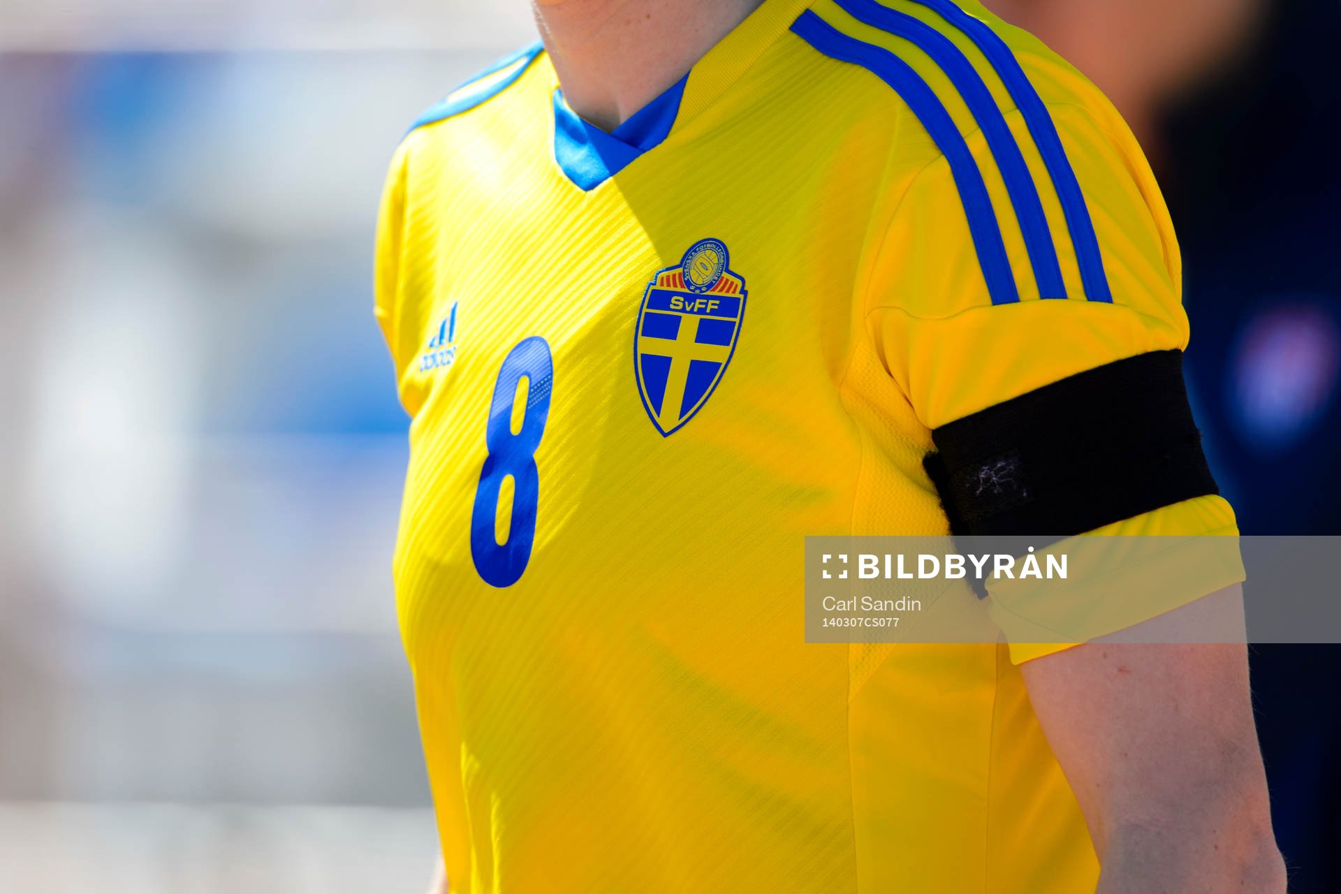 Sveriges Lotta Schelin går in på planen med ett sorgeband
