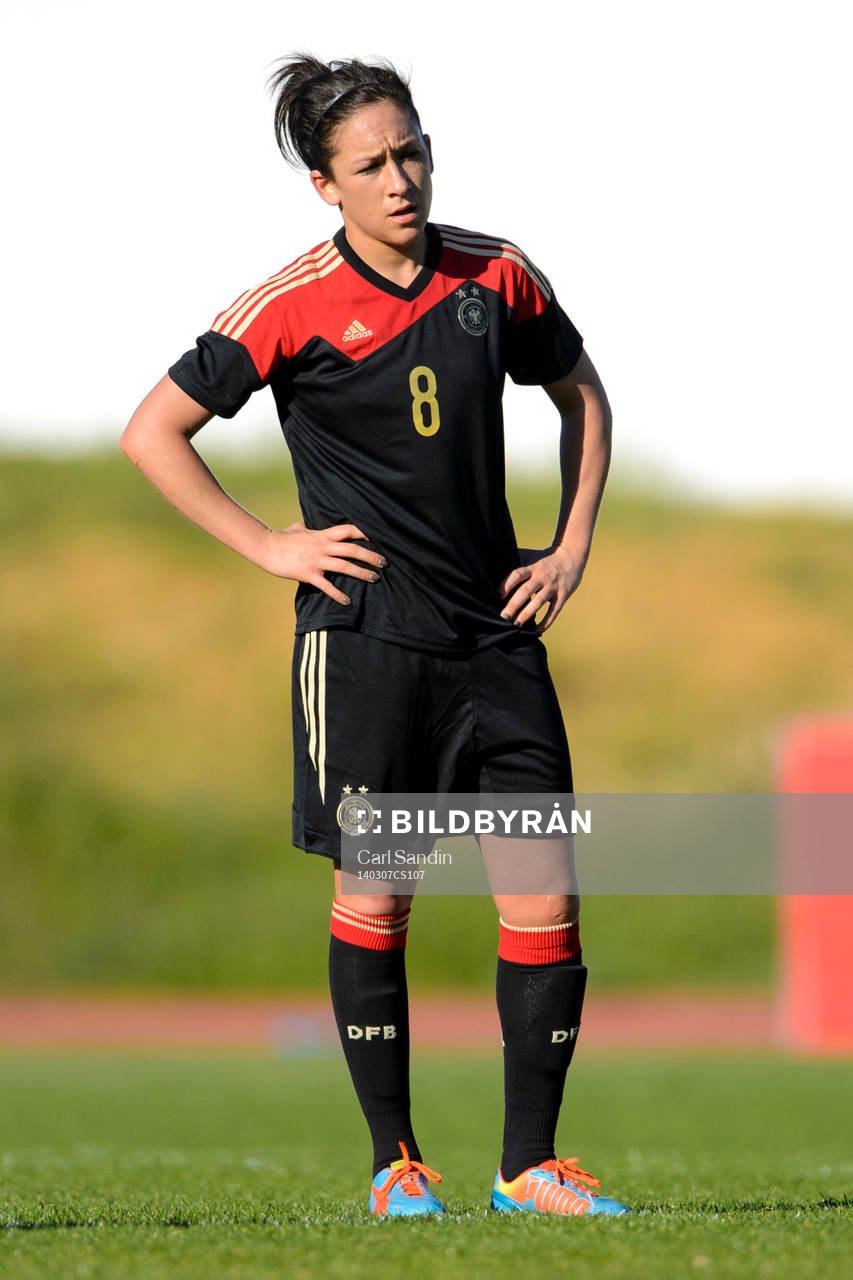 Tysklands Nadine Kessler Tysklands Nadine Kessler under fotbollsmatchen mellan Tyskland och Kina i Algarve Cup den 7 mars 2014.