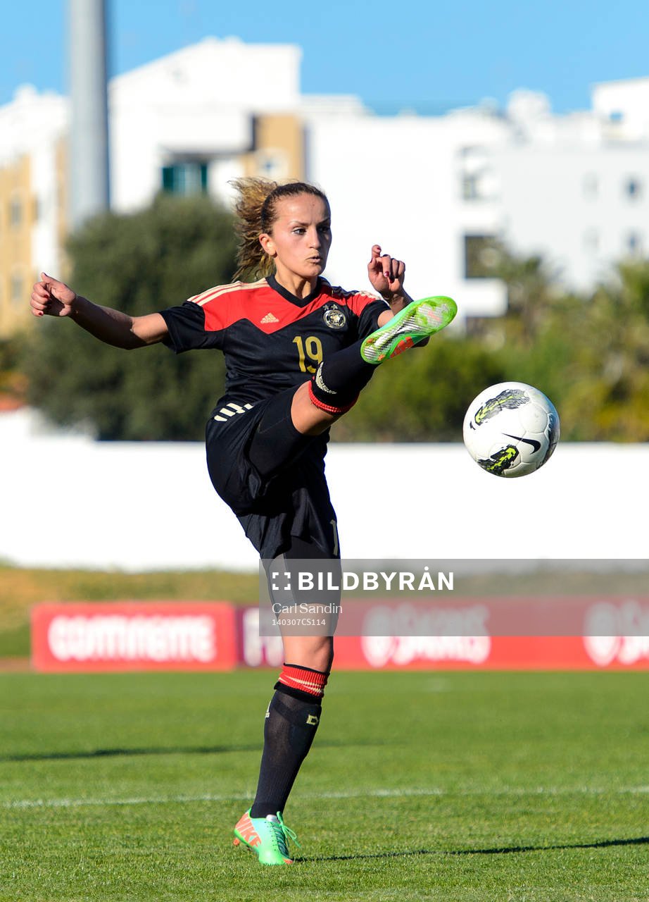 Tysklands Fatmire Alushi under fotbollsmatchen mellan Tyskland och Kina i Algarve Cup den 7 mars 2014.