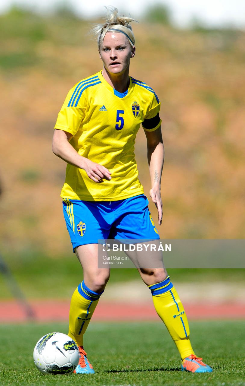 Sveriges Nilla Fischer med bollen