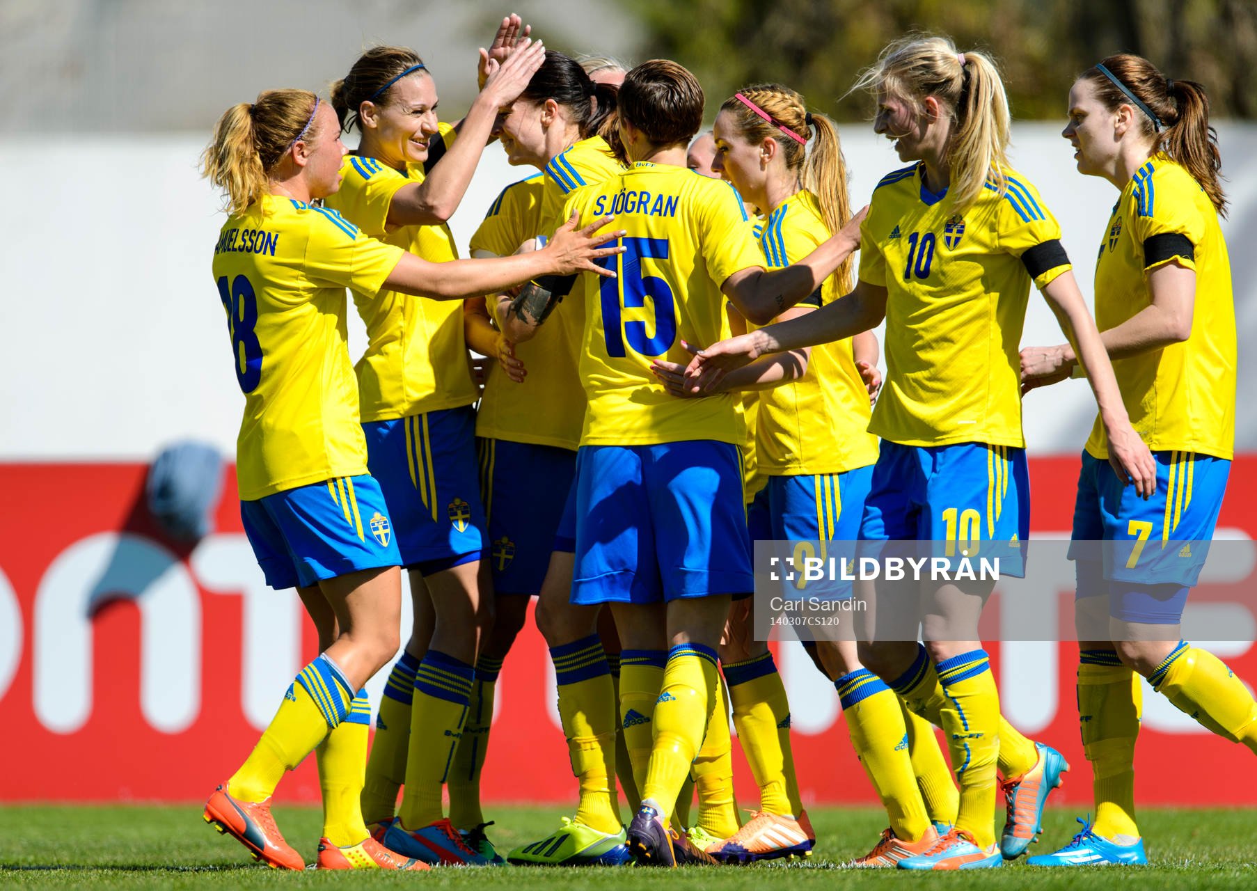 Sverige jublar efter 1-0 av Lotta Schelin under fotbollsmatchen mellan Sverige och USA i Algarve Cup den 7 mars 2014.