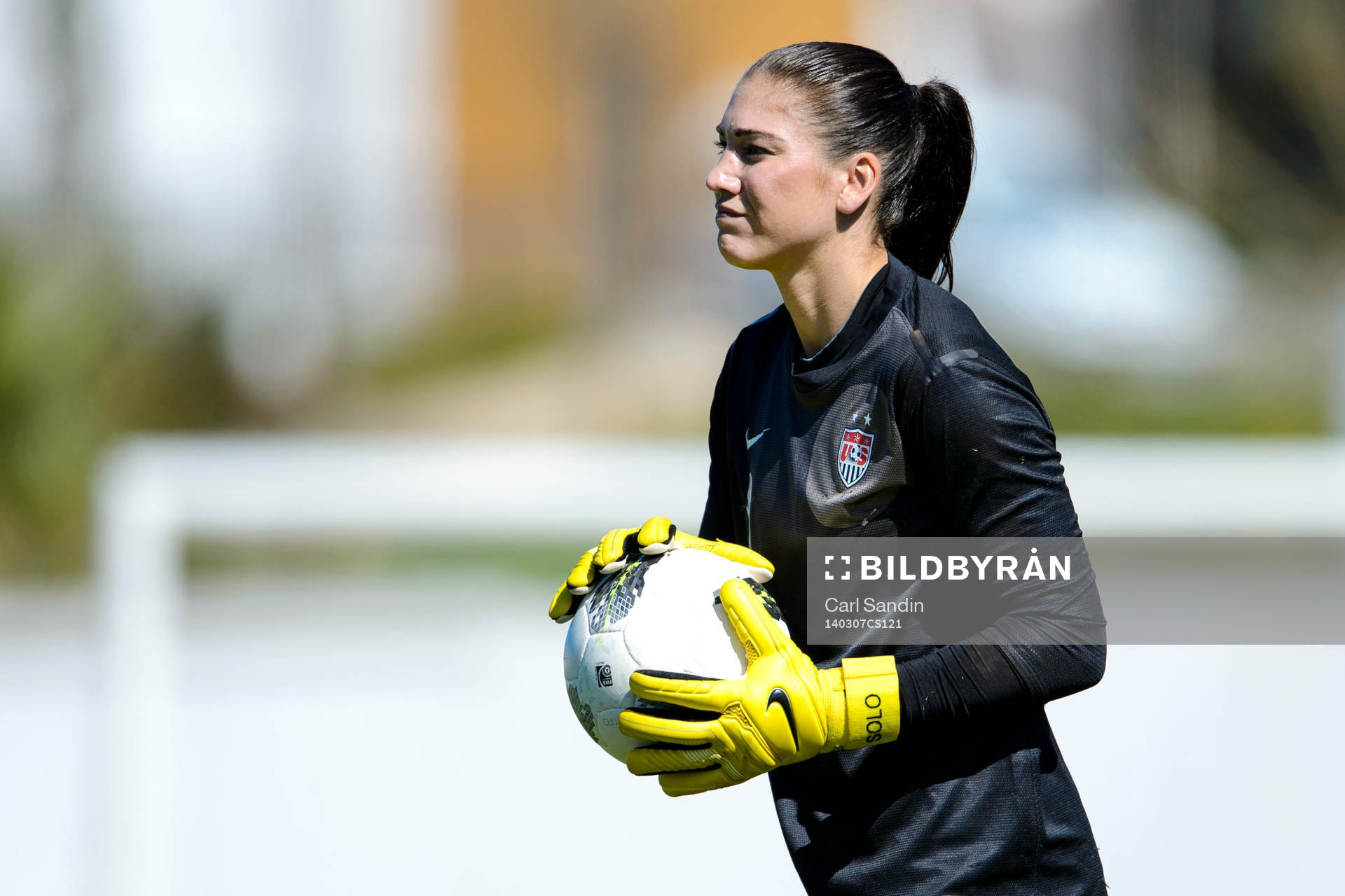 USAs målvakt Hope Solo med bollen