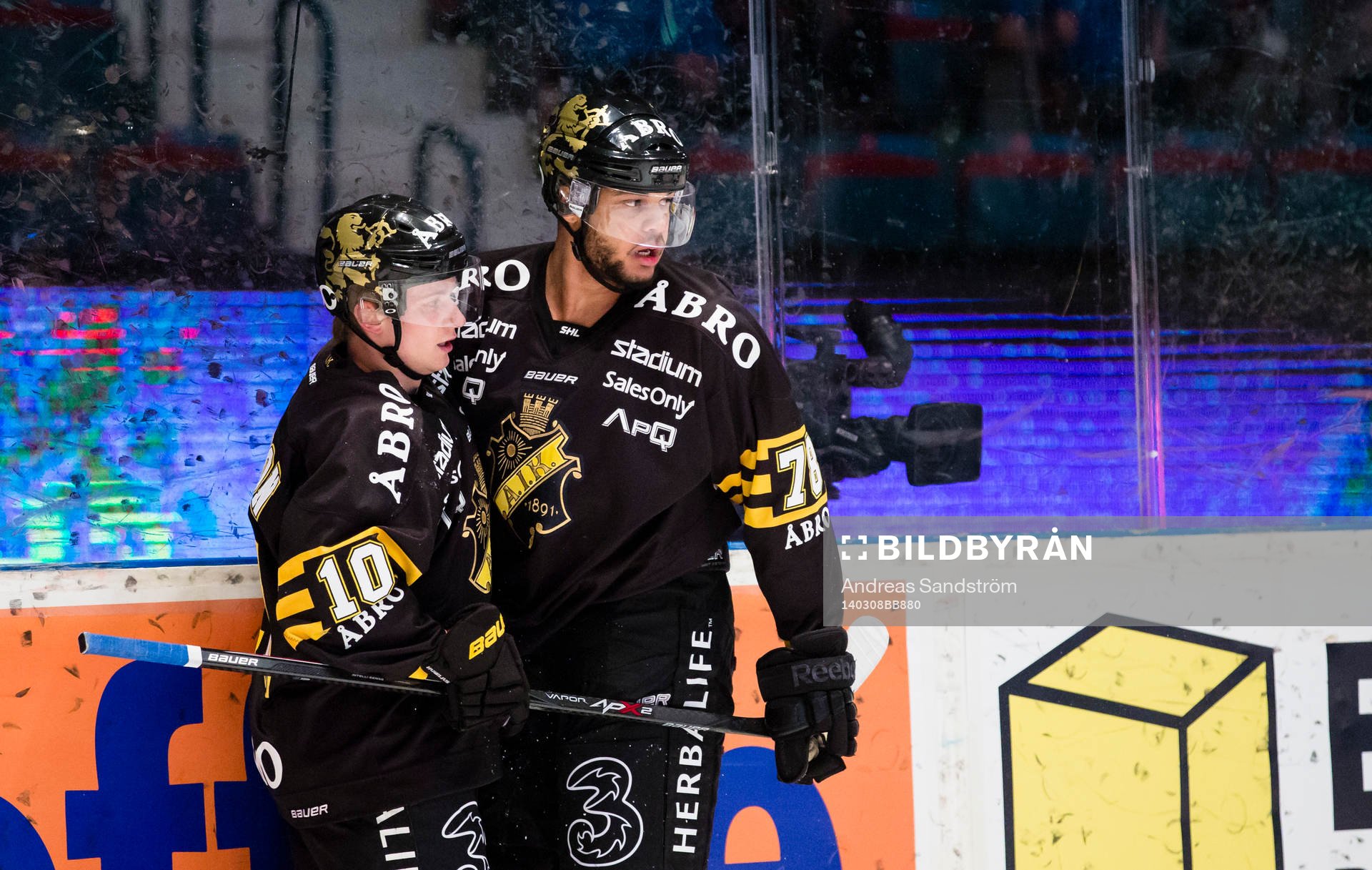 s Akim Aliu gör 1-0 och firar med Marcus Nilsson (v)