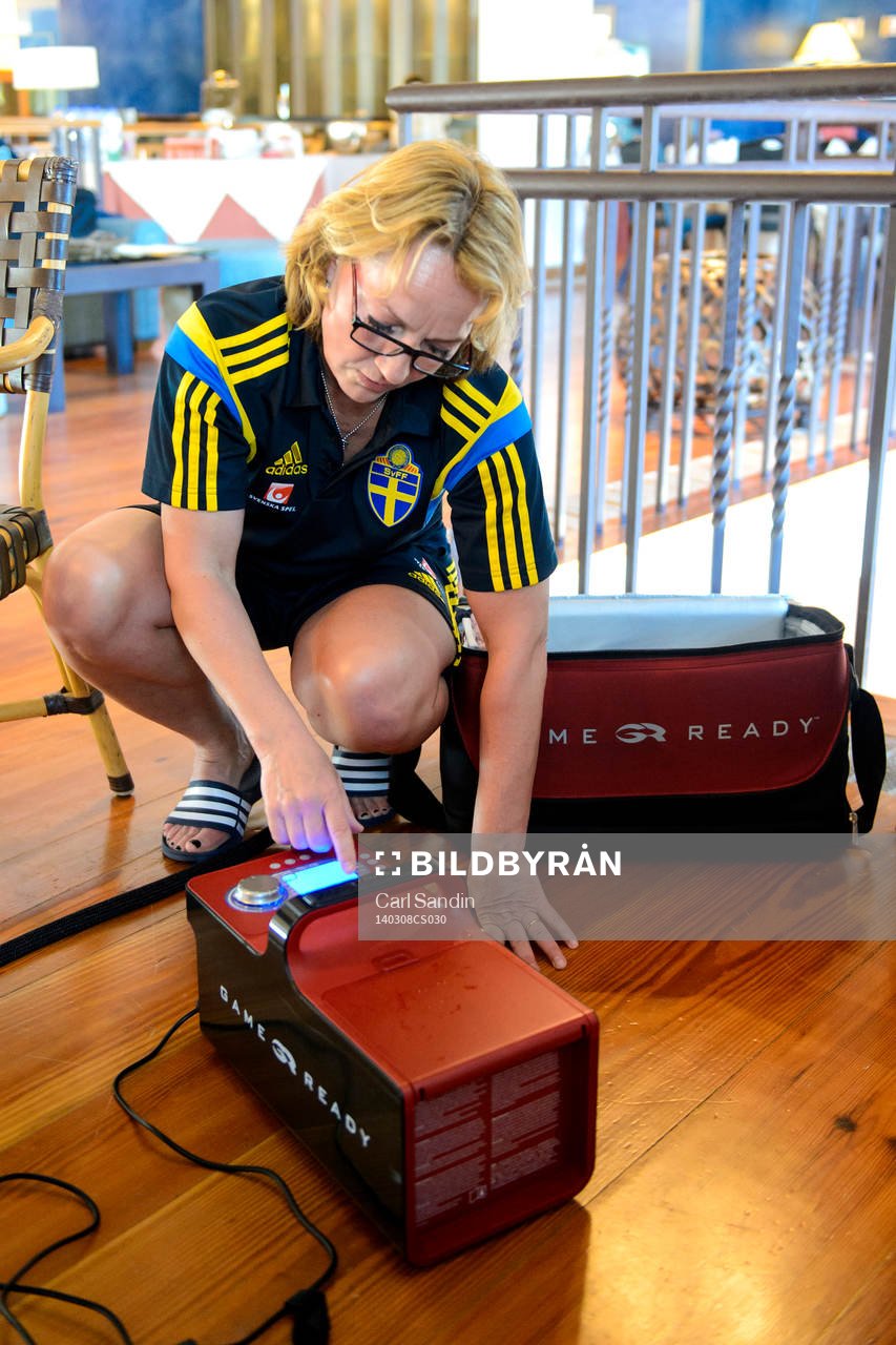 Sveriges sjukgymnast Annica Näsmark demonstrerar hur en