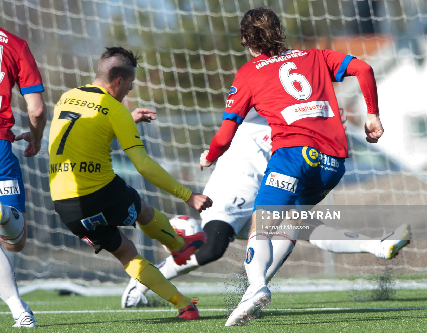 Mjällbys Kristian Haynes rullar in 1-0 i matchen i Svenska