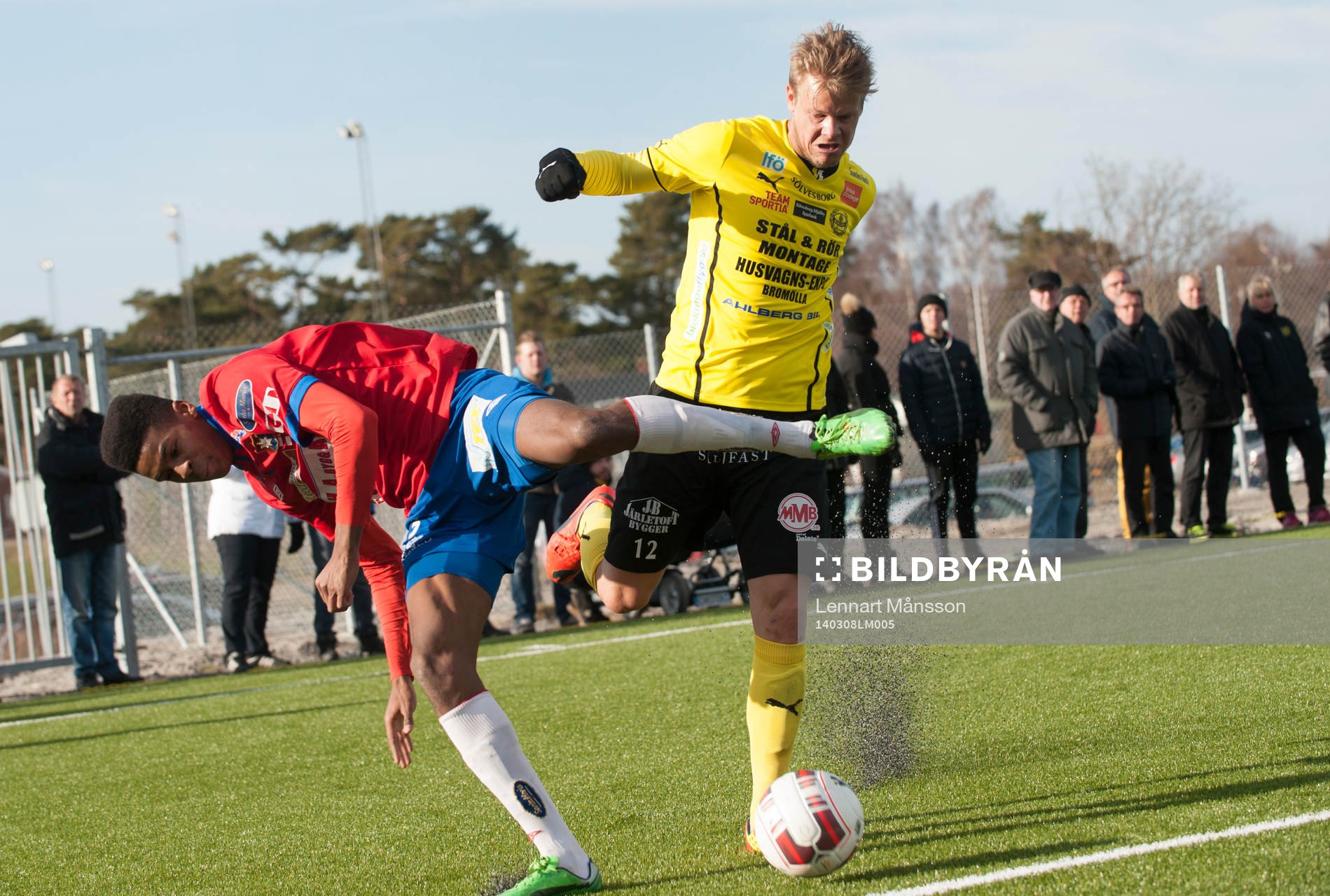 Mjällbys David Löfquist och Örgrytes Faramarz Gosheh i