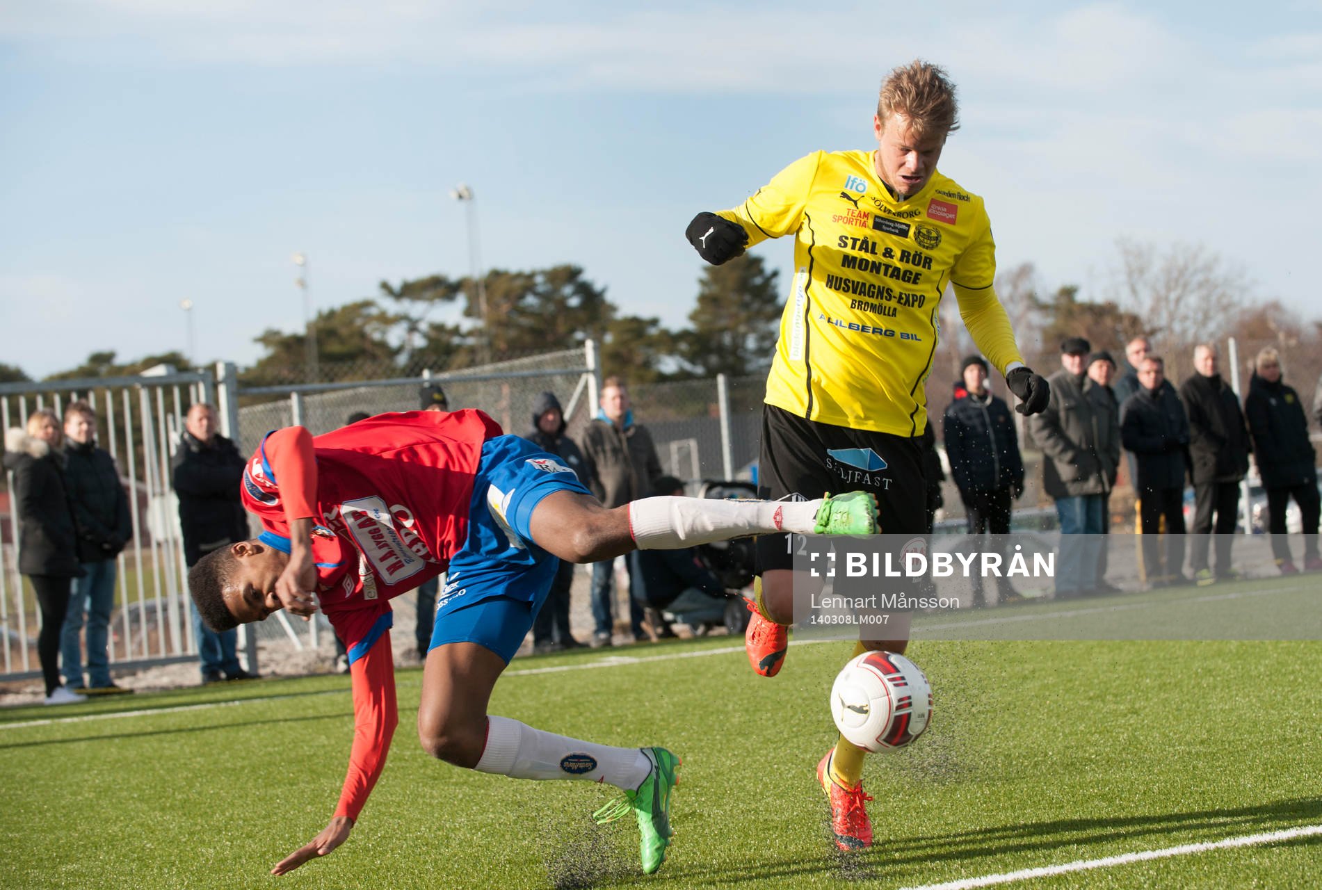 Mjällbys David Löfquist och Örgrytes Faramarz Gosheh i
