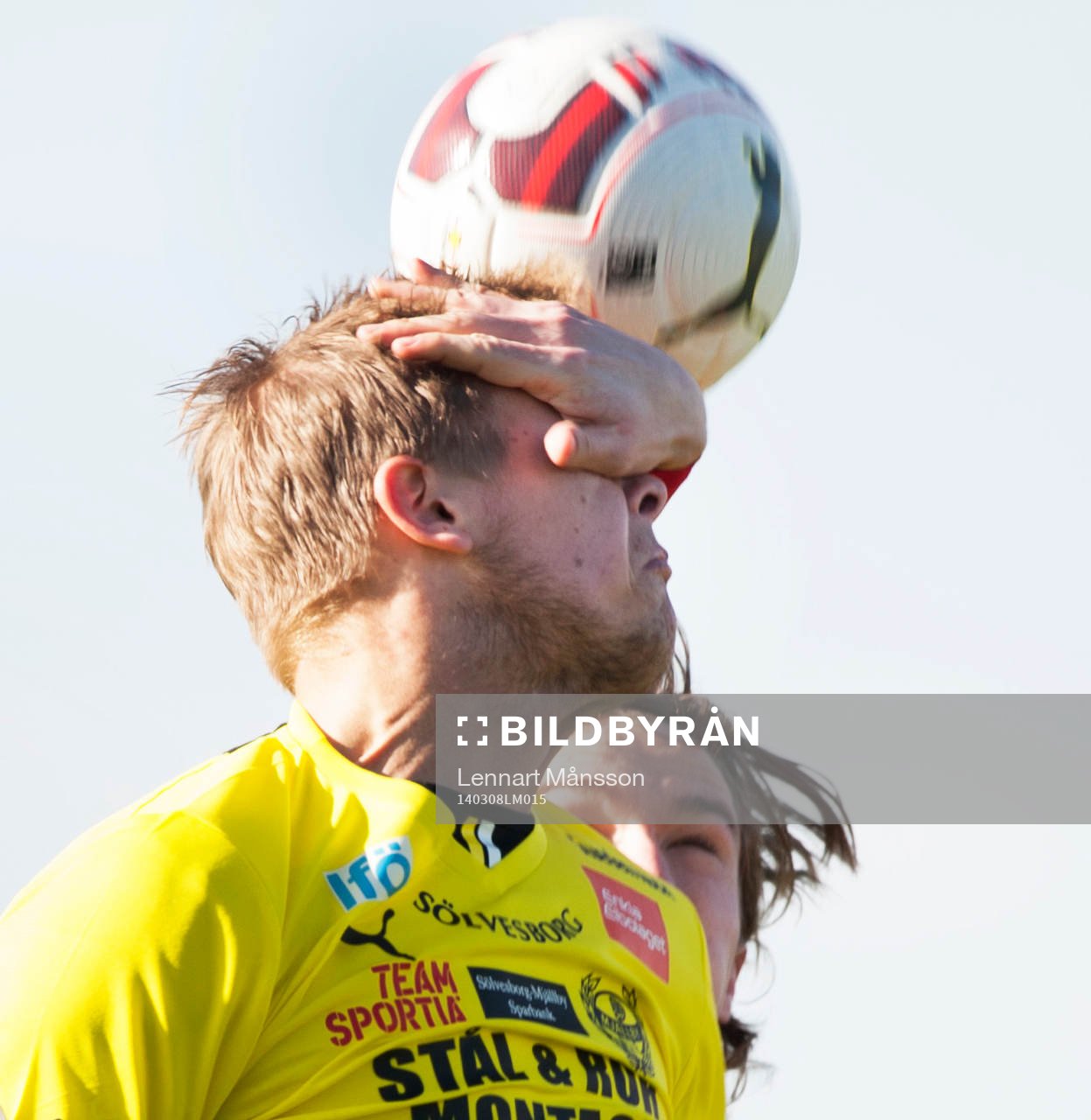 Örgrytes Jakob Lindström håller för ögonen på