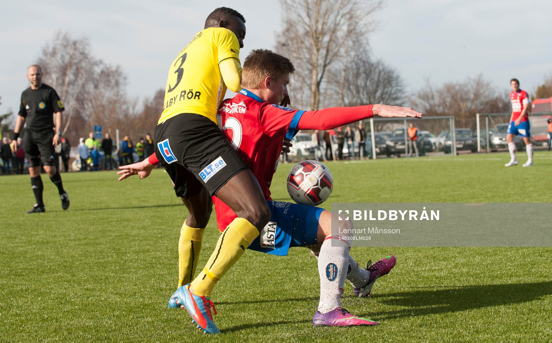 Mjällbys Gbenga Arokoyo trycker en Örgryte-spelare i