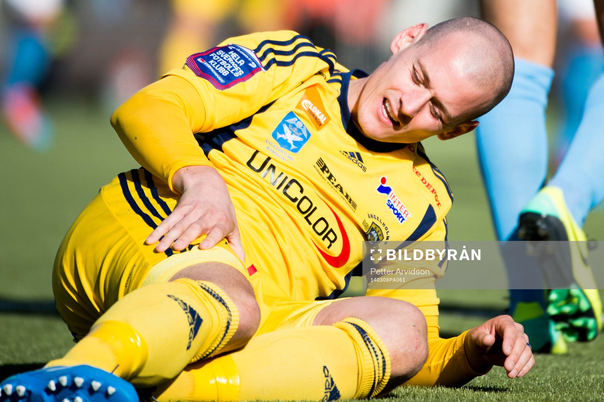 Ängelholms Jakob Augustsson tar sig för låret