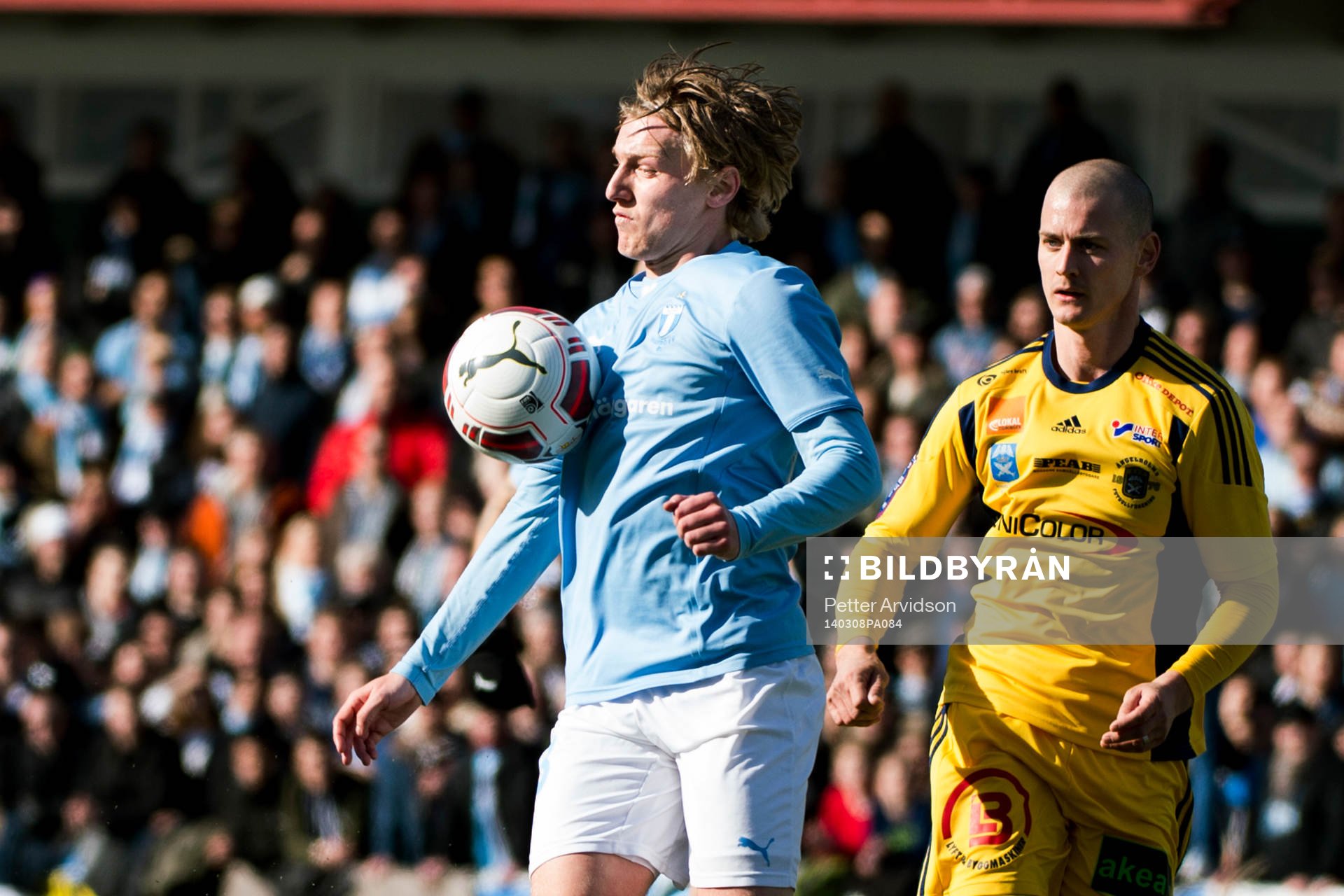 Malmös Emil Forsberg bröstar ner bollen