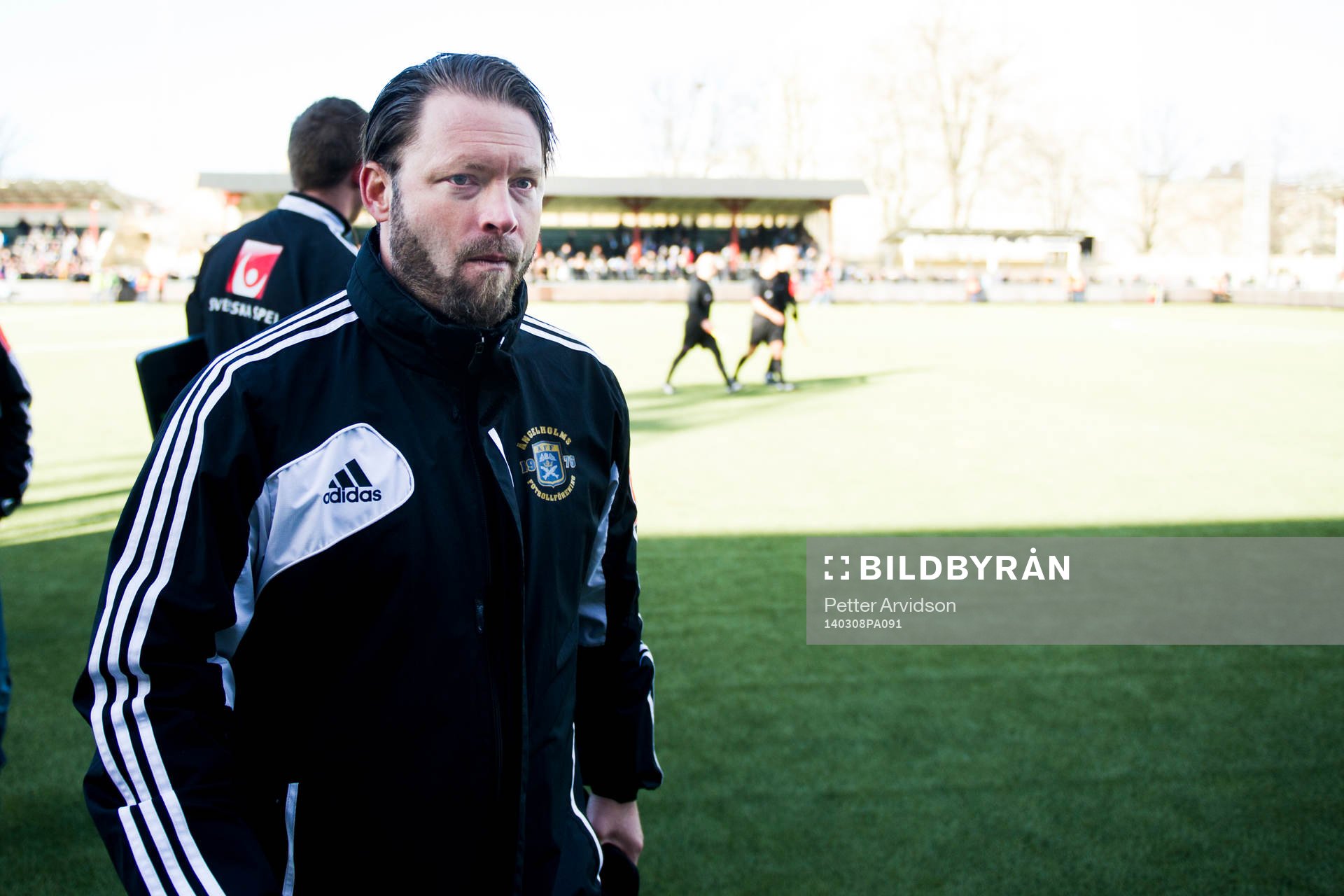Ängelholms tränare Joakim Persson lämnar planen