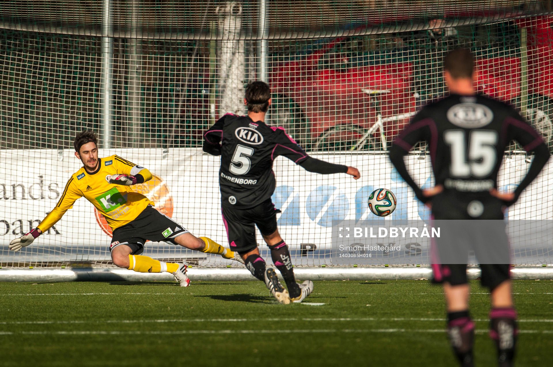 IFK Göteborgs Philip Haglund gör mål på en straff som