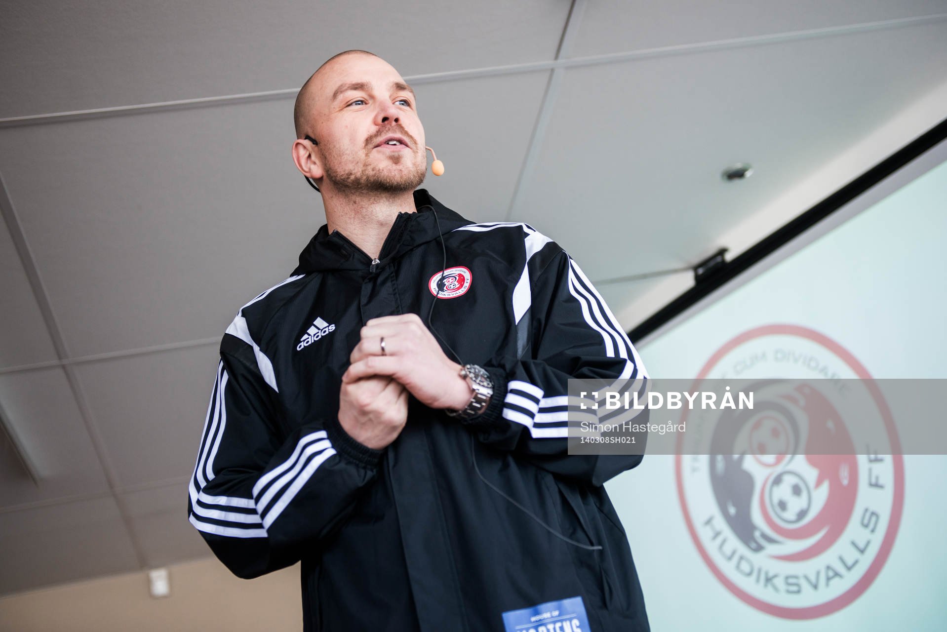 Hudiksvalls FFs tränare Henrik Åhnstrand presenterar sin laguppställning för fotbollsmatchen i Svenska Cupen mellan Hudiksvalls FF och IFK Göteborg den 8 mars 2014 i Hudiksvall.