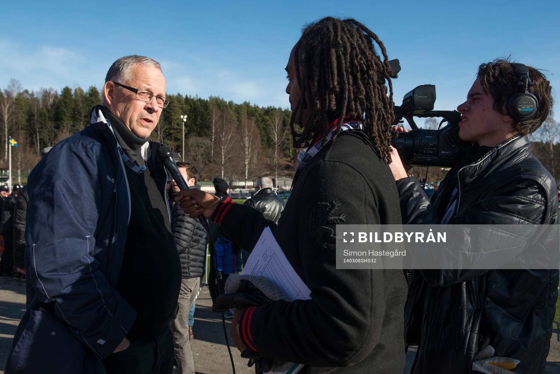 Islands förbundskapten Lars Lagerbäck blir intervjuad av