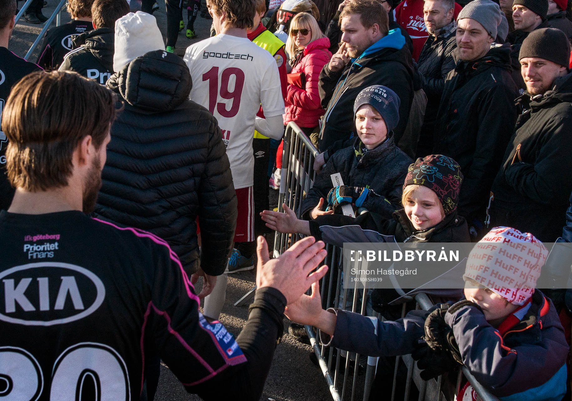 Yngre supportrar skakar hand med spelarna från IFK