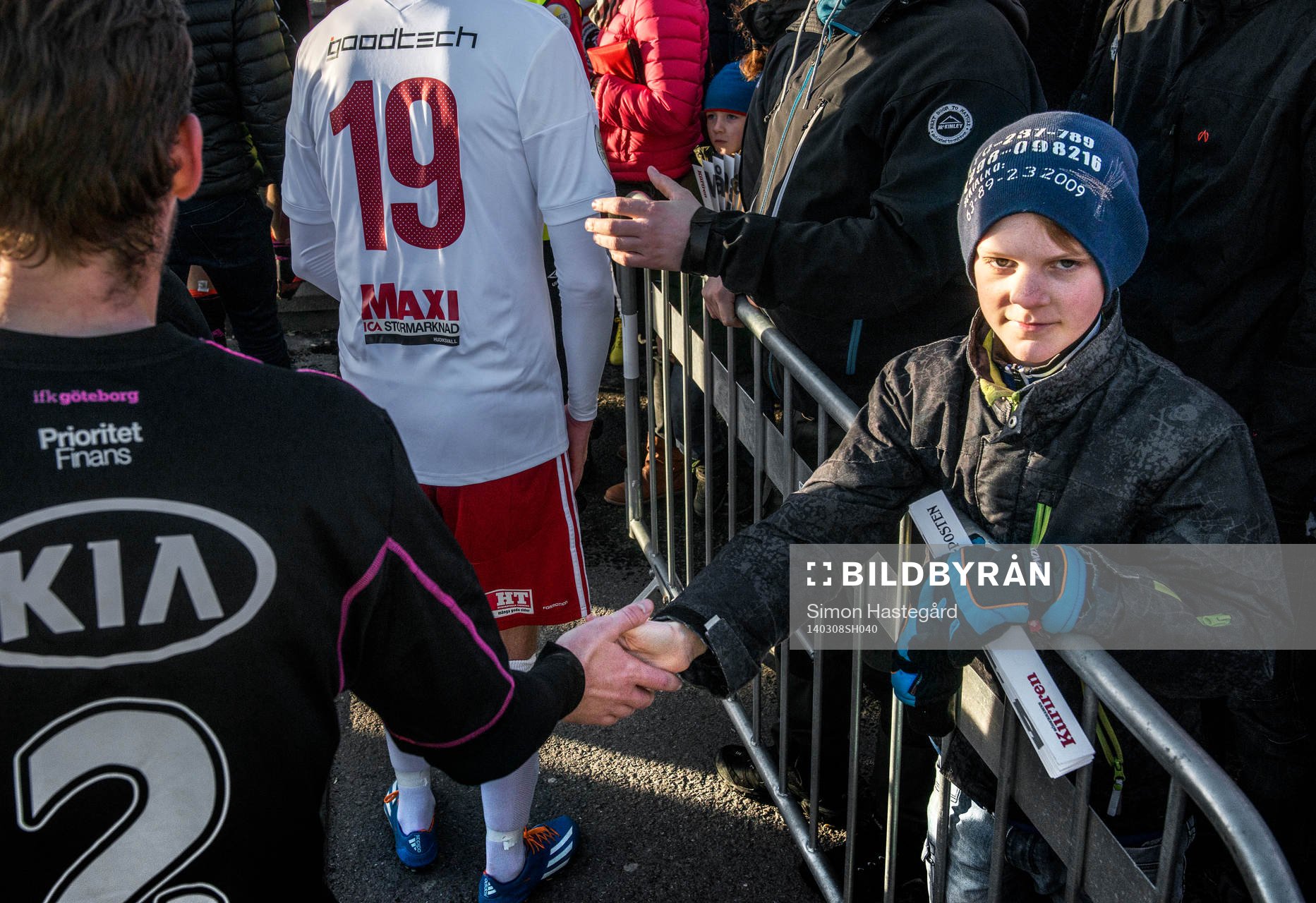 En ung supporter skakar hand med spelarna från IFK