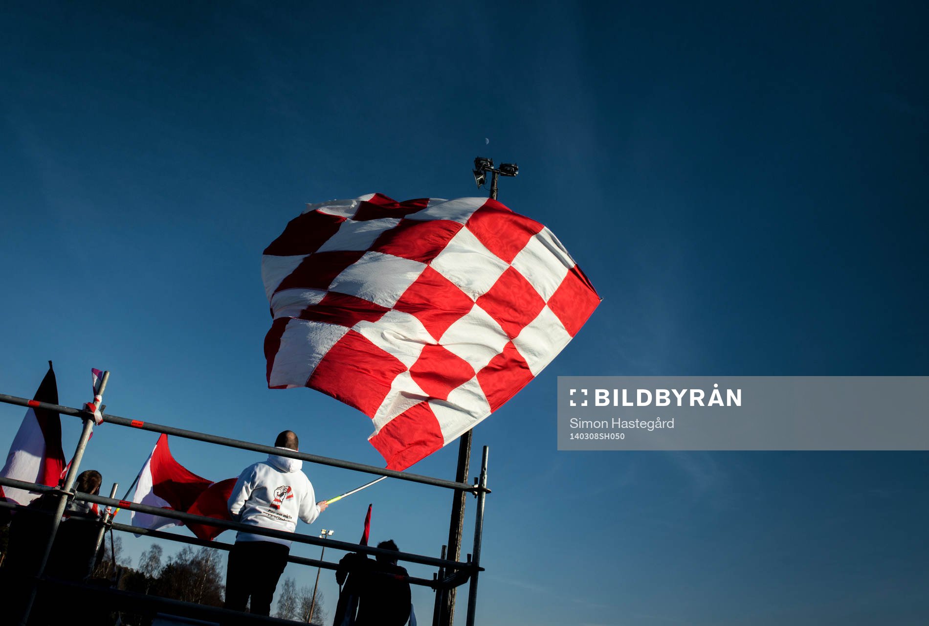 En supporter till HuFF med en flagga