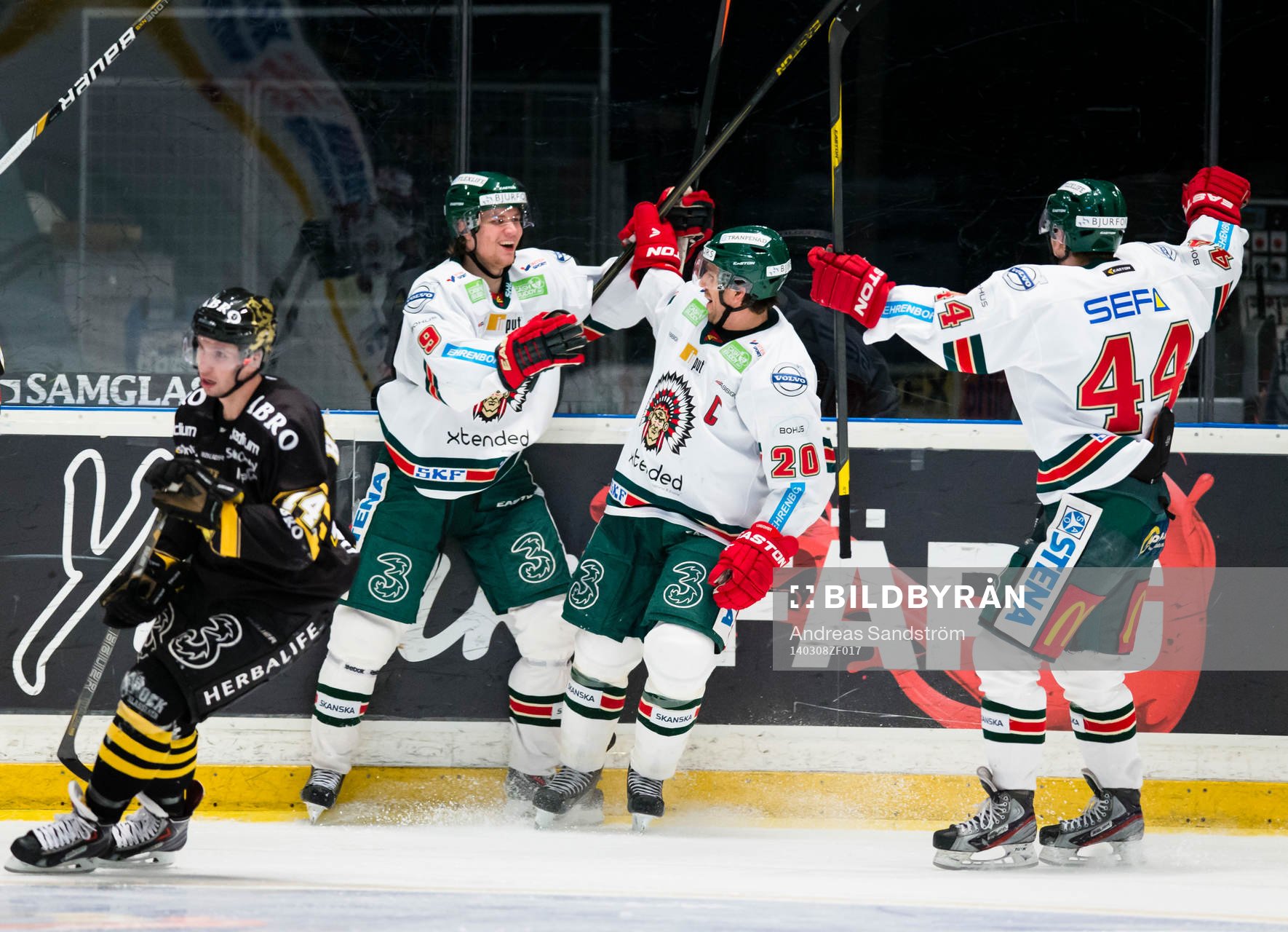 Frölundas Max Görtz (v) gör 1-3 och gratuleras av Joel