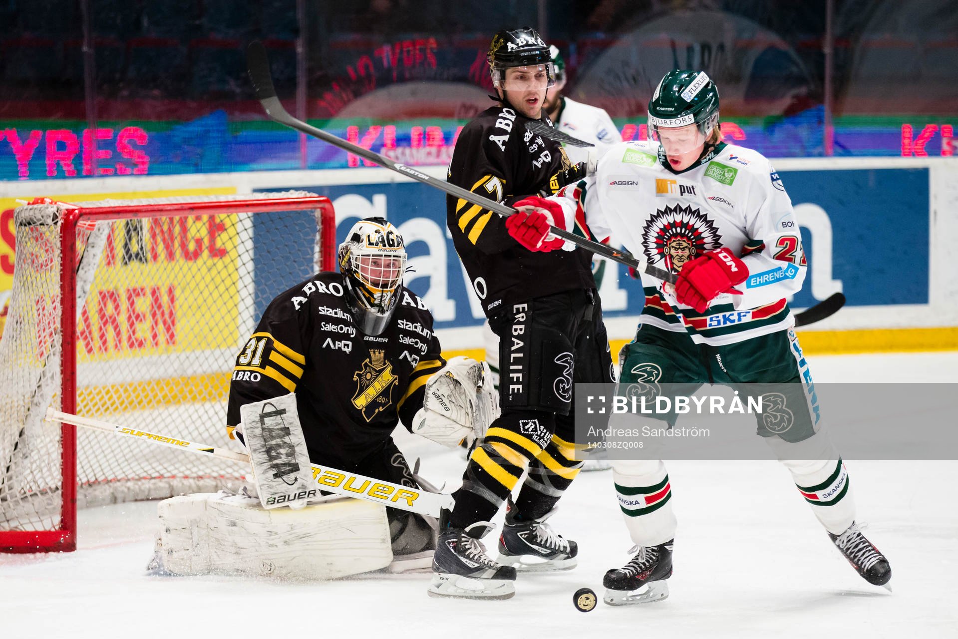 s Brett Carson i kamp om pucken framför målvakt Daniel