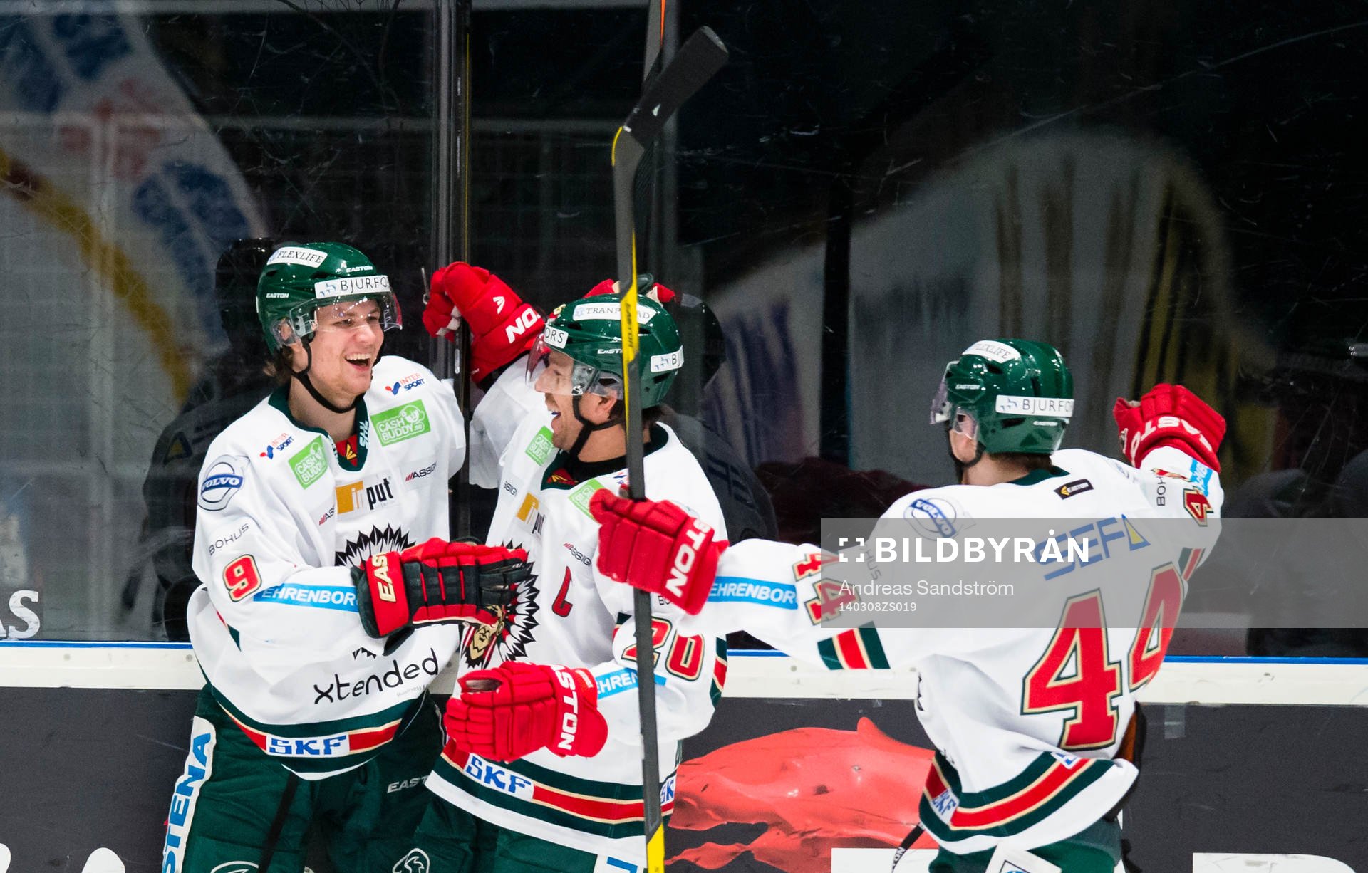 Frölundas Max Görtz (v) gör 1-3 och gratuleras av Joel