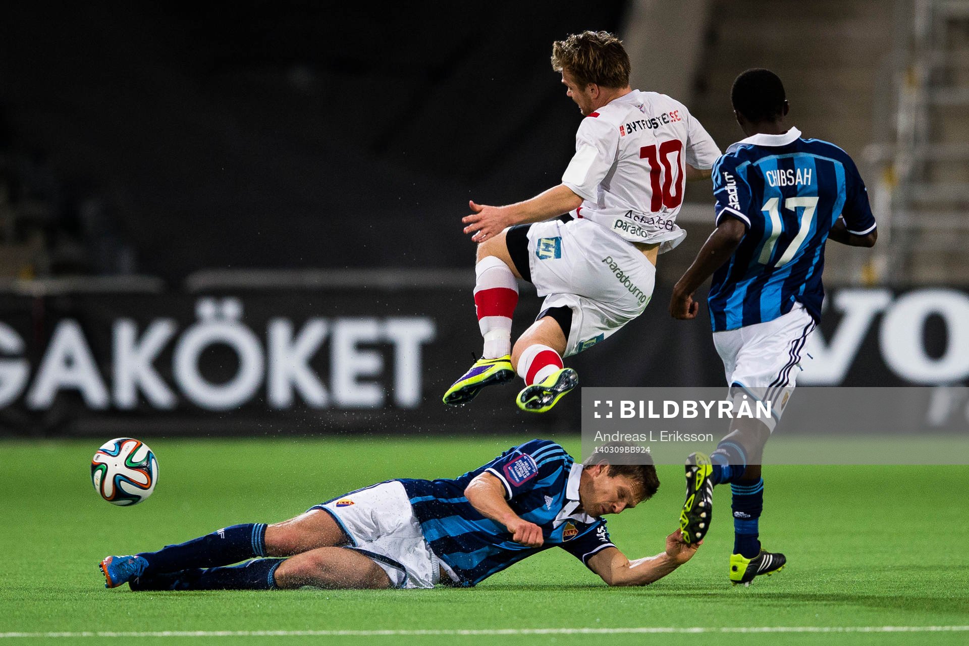 Djurgårdens Mattias Östberg glidtacklar Assyriskas