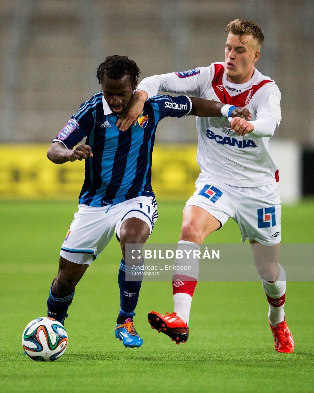 Djurgårdens Amadou Jawo i kamp om bollen med Assyriskas