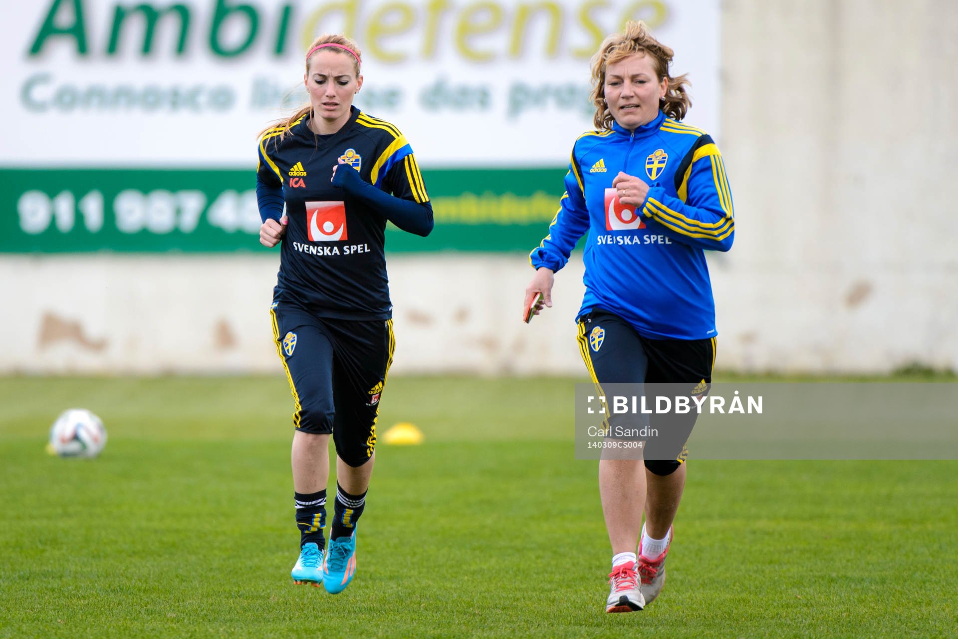 Sveriges Kosovare Asllani tränare med sjukgymnast Annica