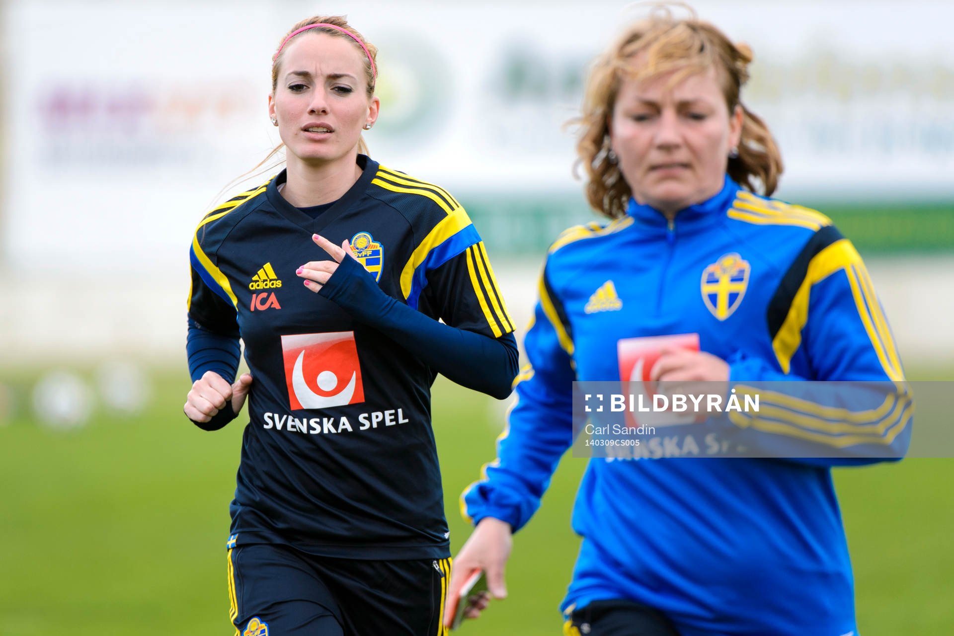 Sveriges Kosovare Asllani tränare med sjukgymnast Annica