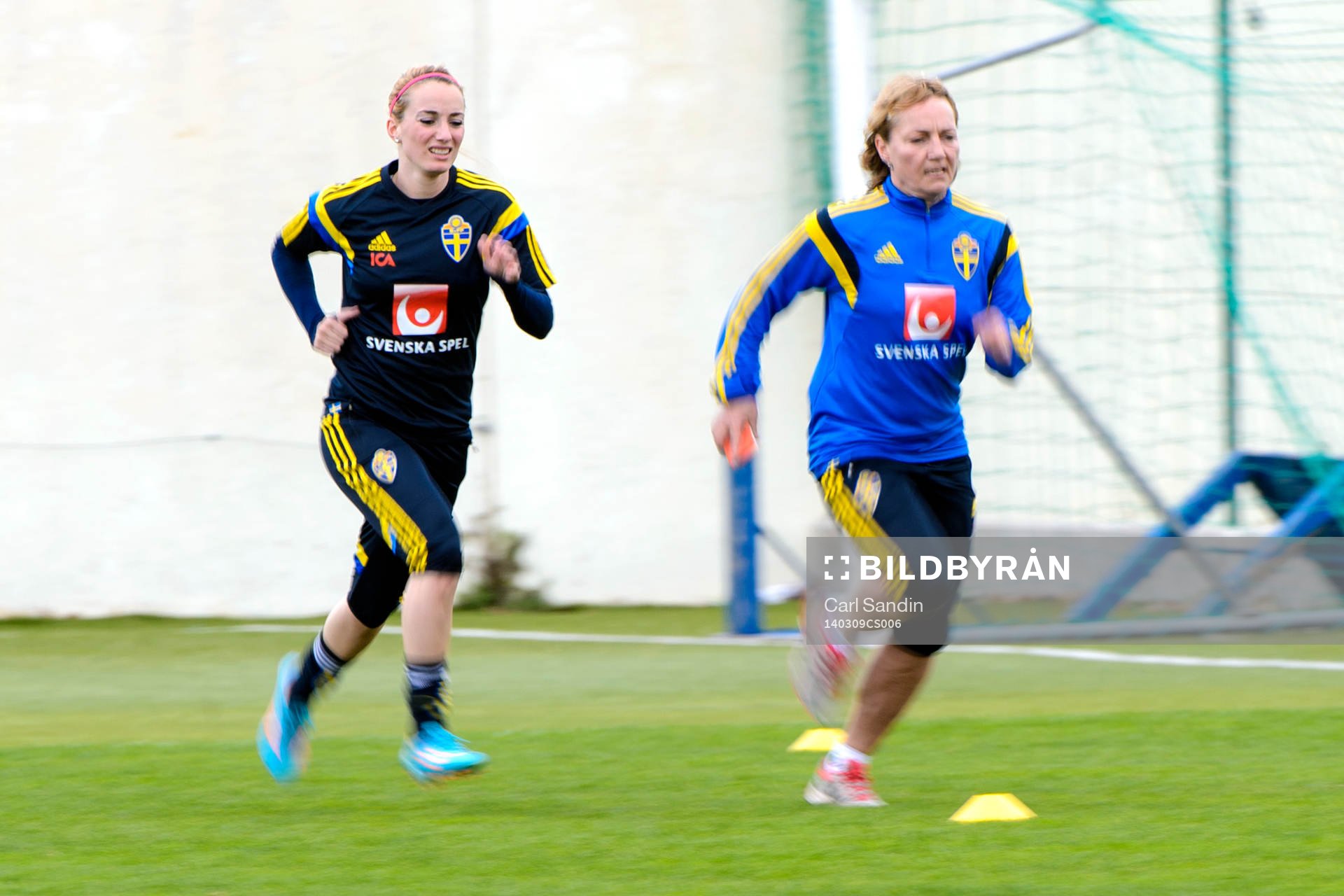 Sveriges Kosovare Asllani tränare med sjukgymnast Annica