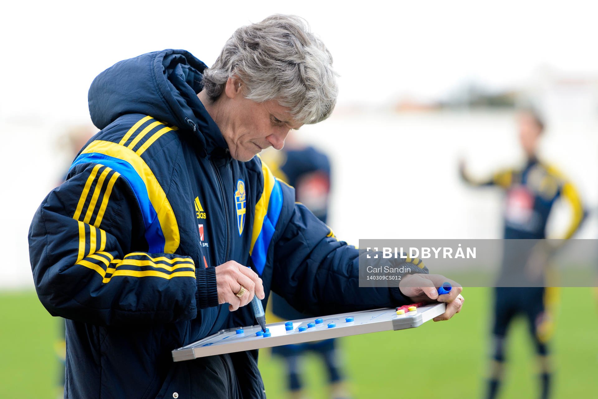 Sveriges förbundskapten Pia Sundhage ritar på en