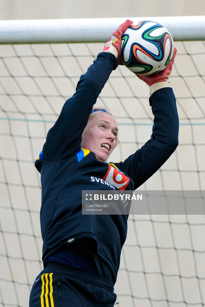 Sveriges målvakt Hedvig Lindahl på en träning