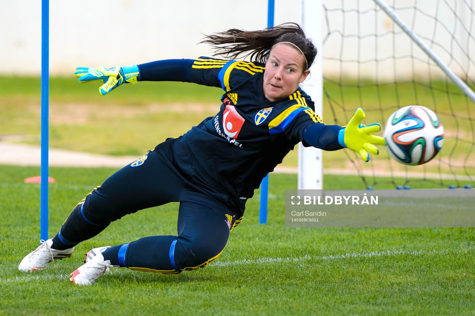 Sveriges målvakt Carola Söberg kastar sig efter en boll på en träning under Algarve Cup den 9 mars 2014.
