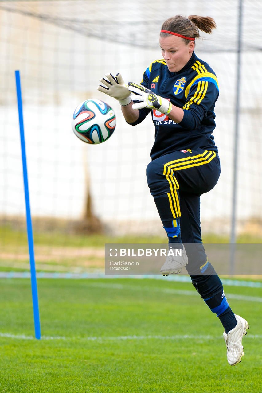 Sveriges målvakt Stéphanie Öhrström på en träning under Algarve Cup den 9 mars 2014.