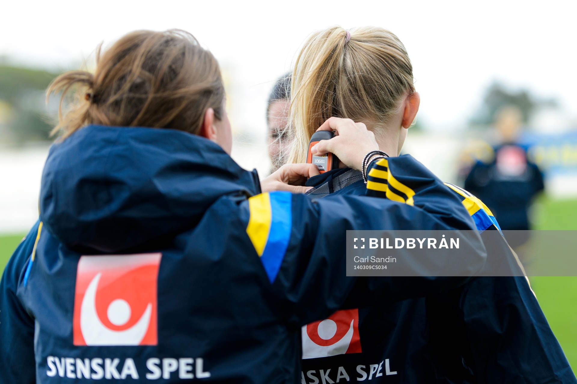 Sveriges Fysiolog Helena Andersson sätter en GPS-sändare
