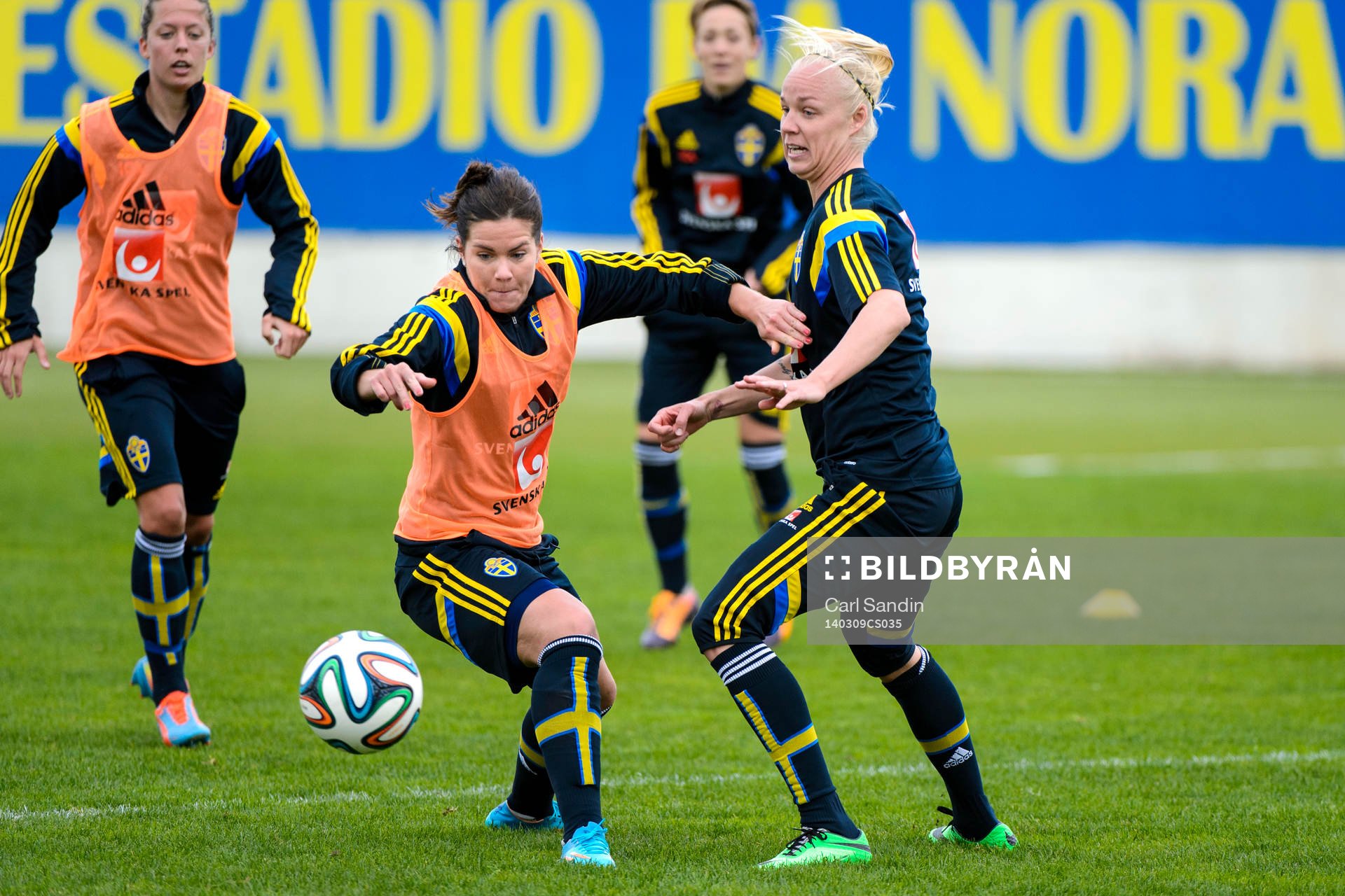 Närkamp mellan sveriges Hanna Folkesson och Caroline Seger på en träning under Algarve Cup den 9 mars 2014.