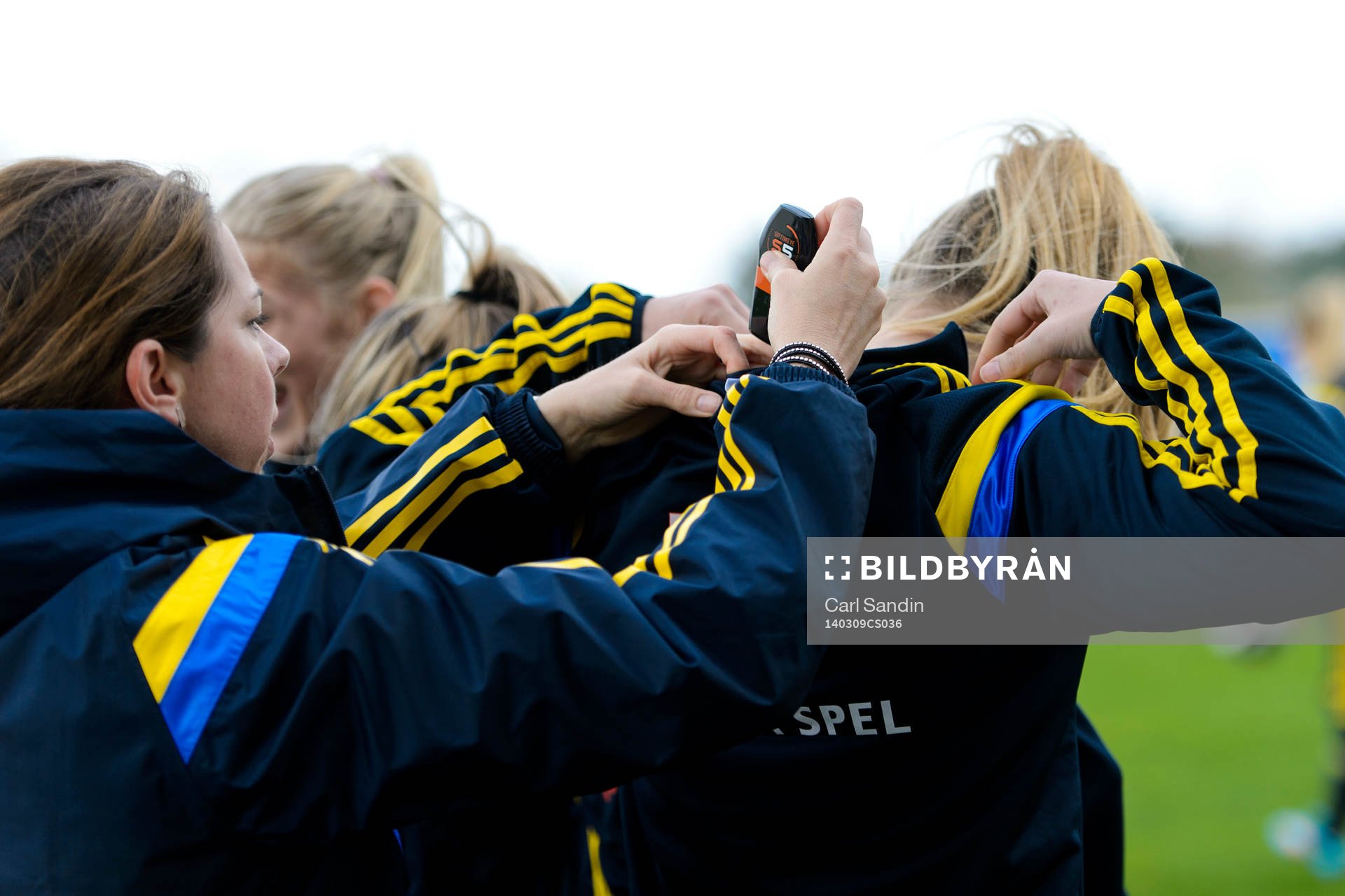 Sveriges Fysiolog Helena Andersson sätter en GPS-sändare