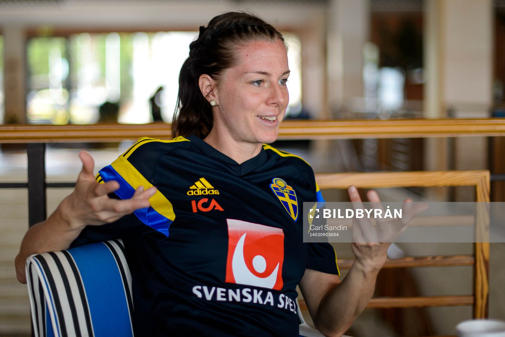 Sveriges Lotta Schelin blir intervjuad