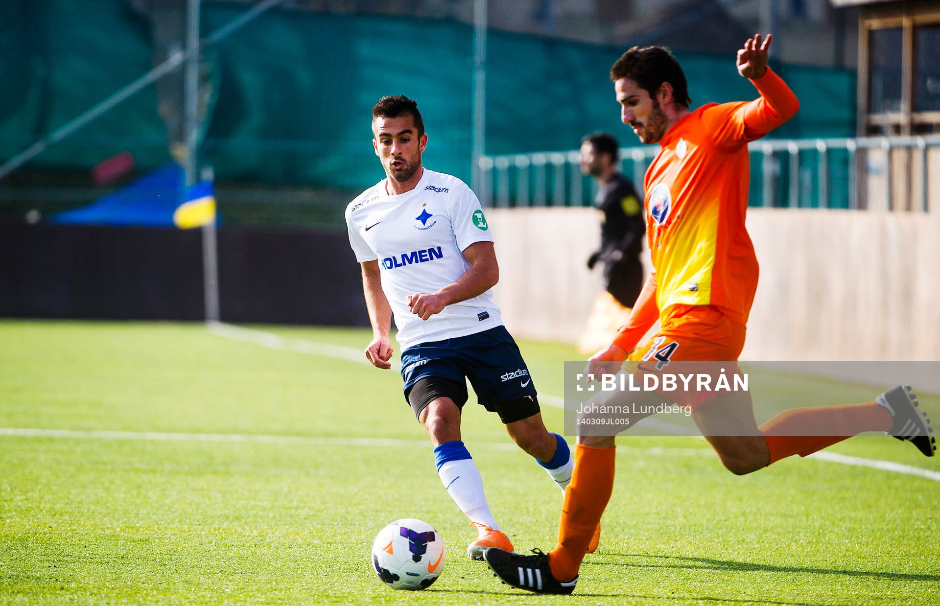 Norrköpings  Christopher Telo mot AFC Uniteds Juan Hervias