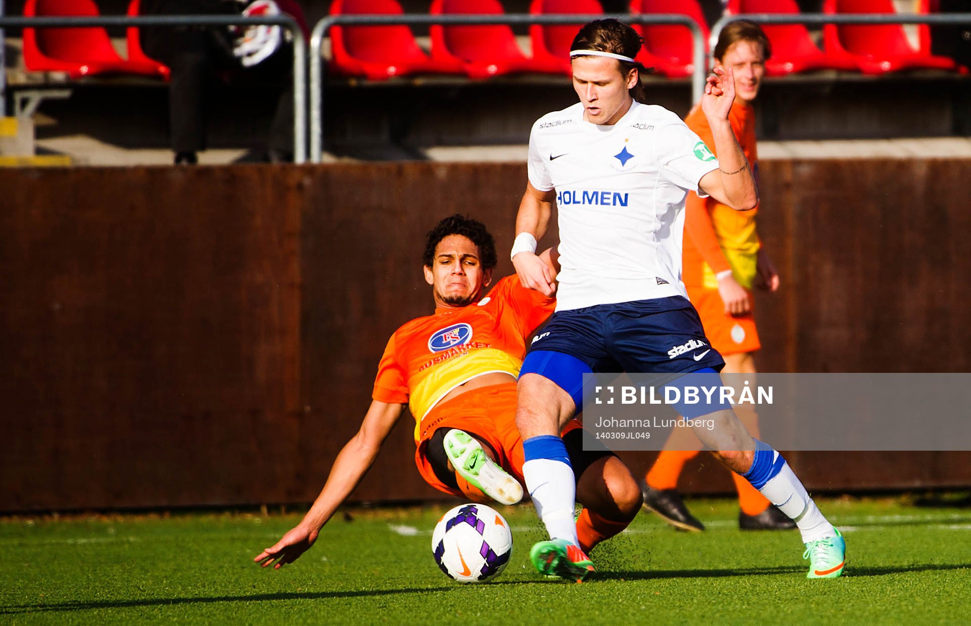 AFC Uniteds William Rodrigues de Freitas och Norrköpings Arnór Ingvi Traustason under fotbollsmatchen mellan AFC United och Norrköping  i Svenska Cupen den 9 mars 2014 i Stockholm.