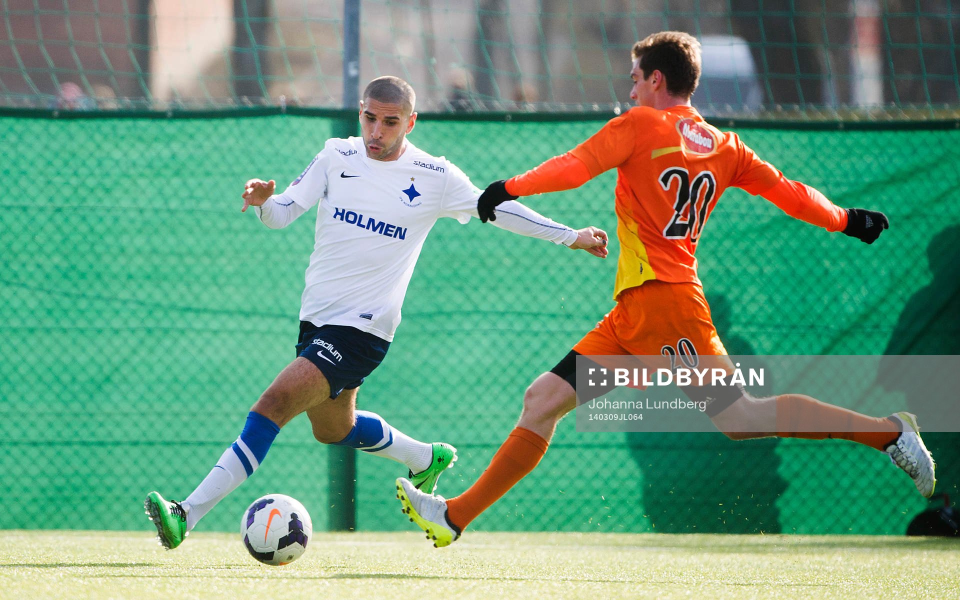 Norrköpings  Rawez Lawan  utmanar AFC Uniteds Filip Rogic