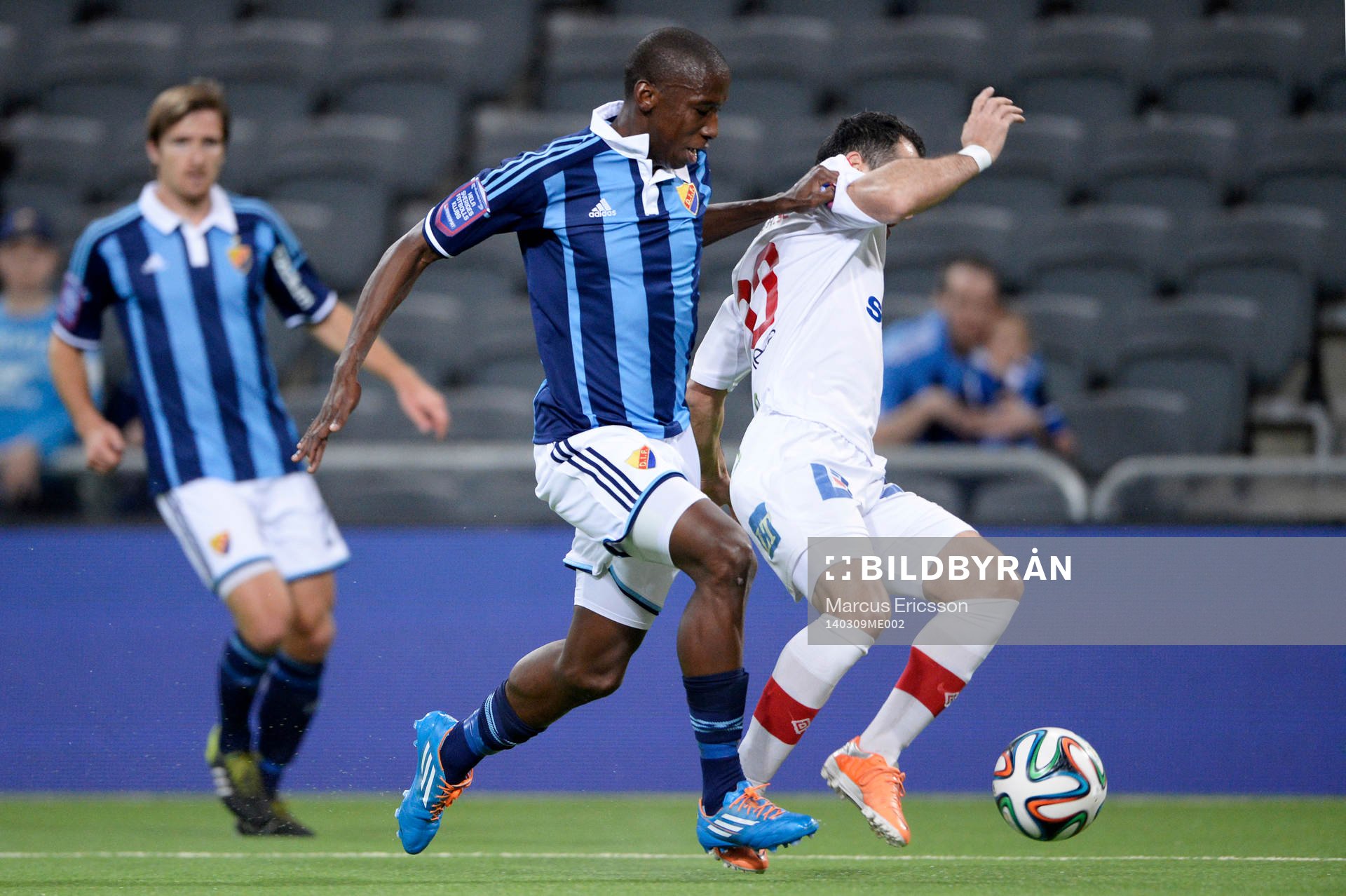 Djurgårdens Mark Mayambela och Assyriskas Bachir Katourgi under fotbollsmatchen mellan Djurgården och Assyriska i Svenska Cupen den 9 mars 2014 i Stockholm.