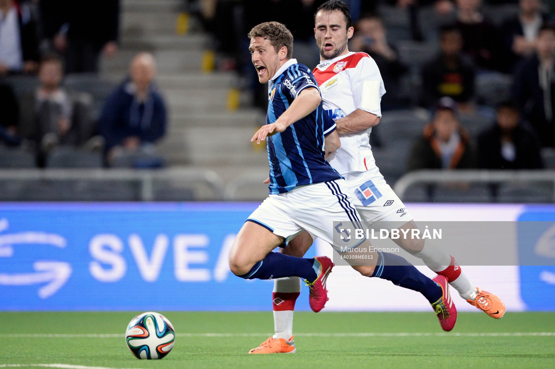 Djurgårdens Stefan Karlsson fälls av Assyriskas Levon