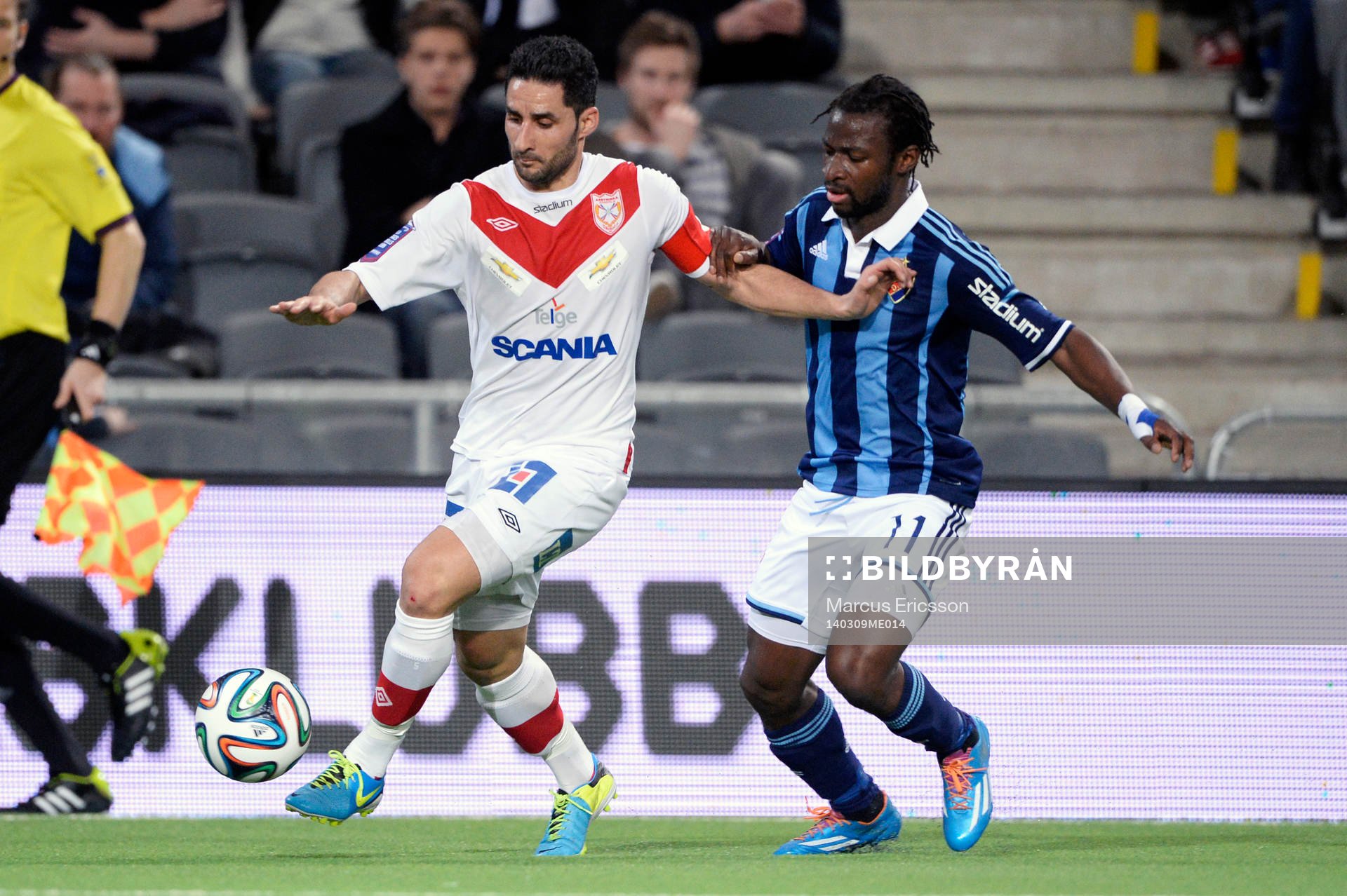 Assyriskas David Durmaz och Djurgårdens Amadou Jawo
