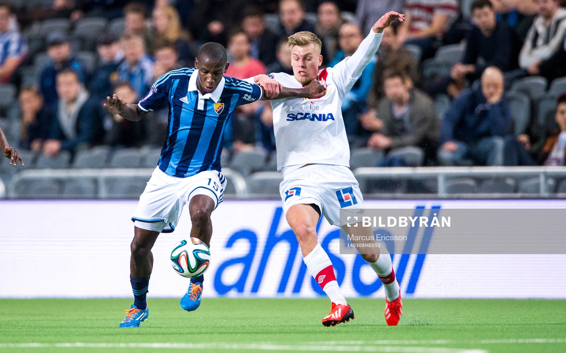 Djurgårdens Mark Mayambela och Assyriskas Jens Jacobsson