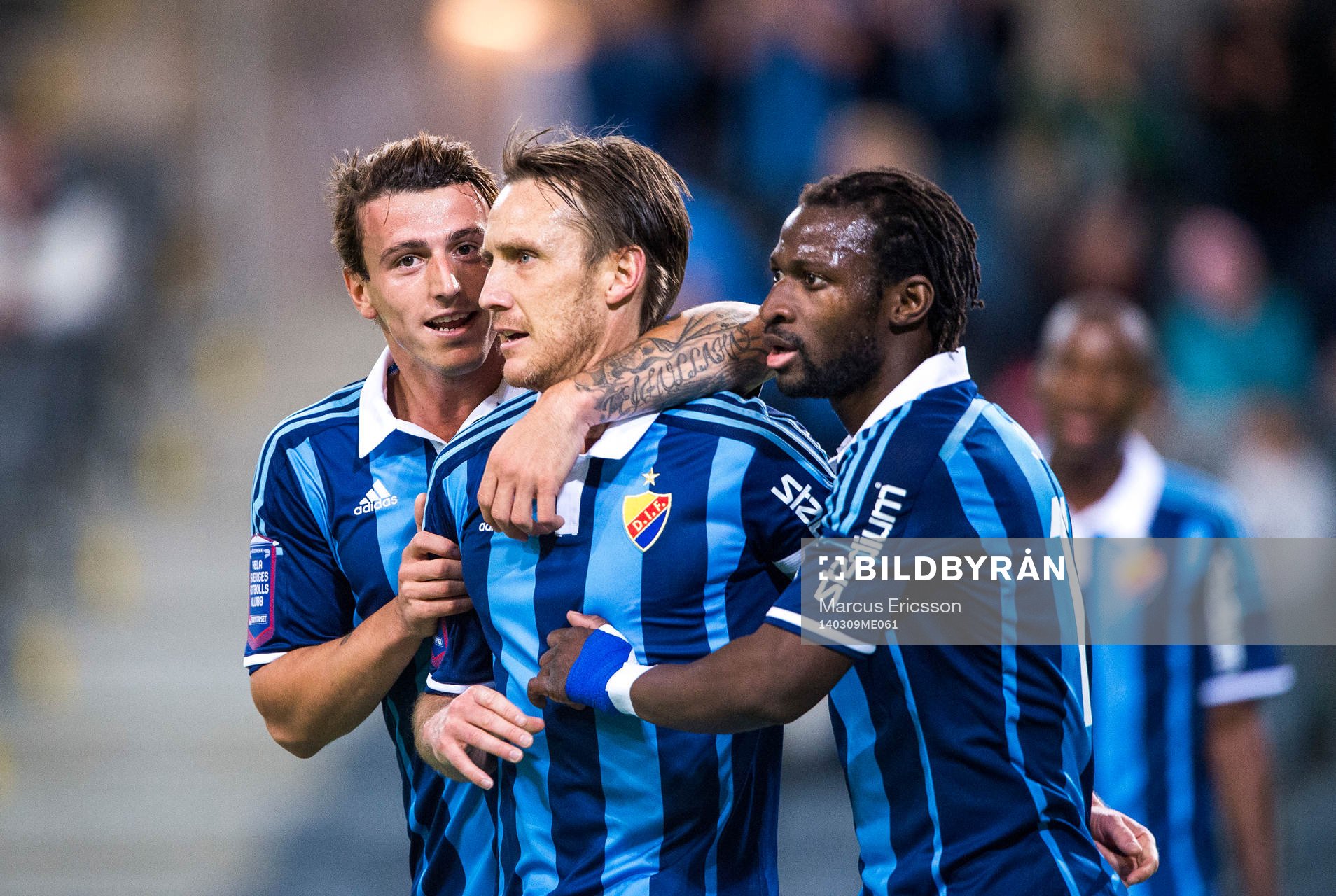 Djurgårdens Erton Fejzullahu och Amadou Jawo kramar om
