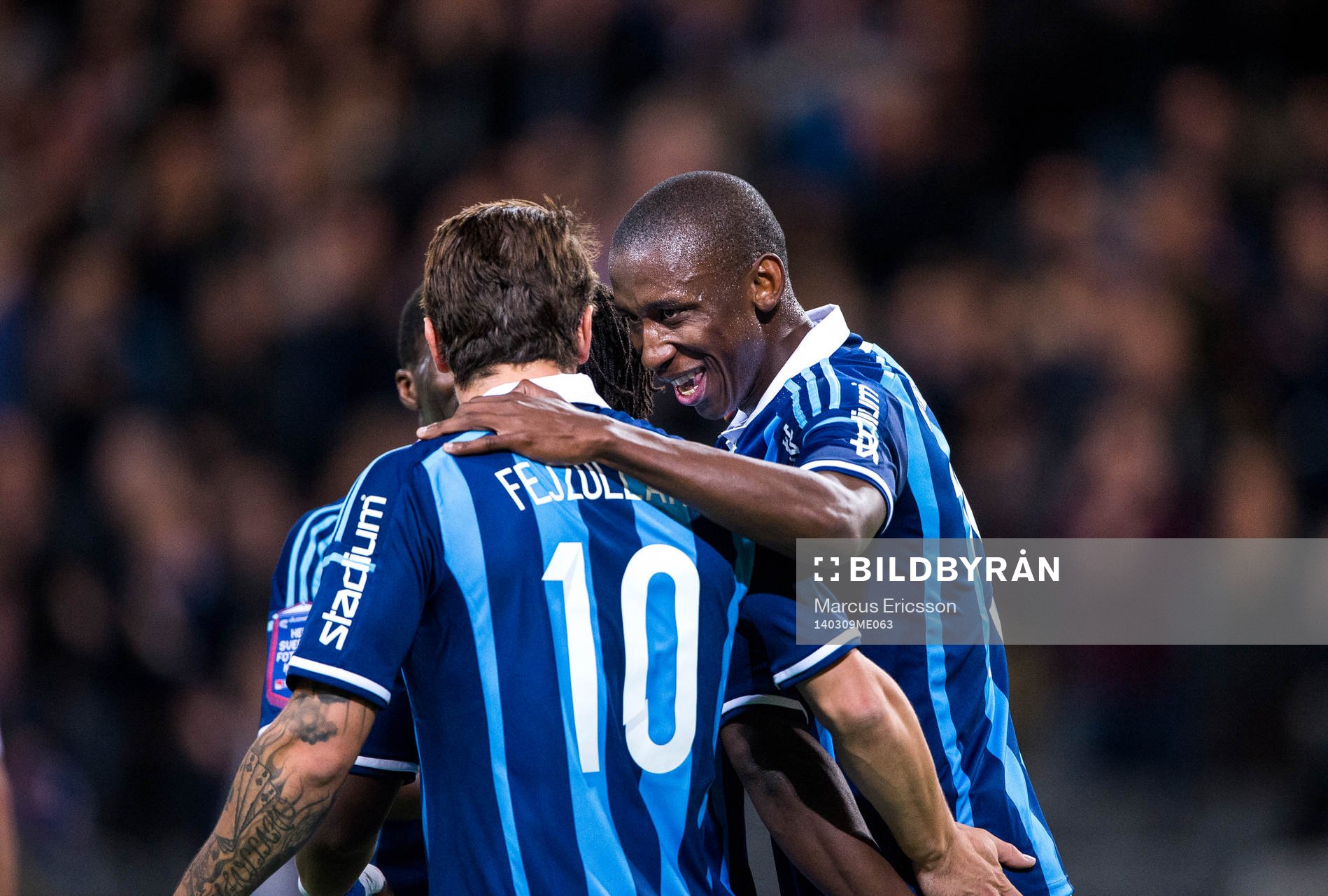 Djurgårdens Mark Mayambela kramar om Erton Fejzullahu i