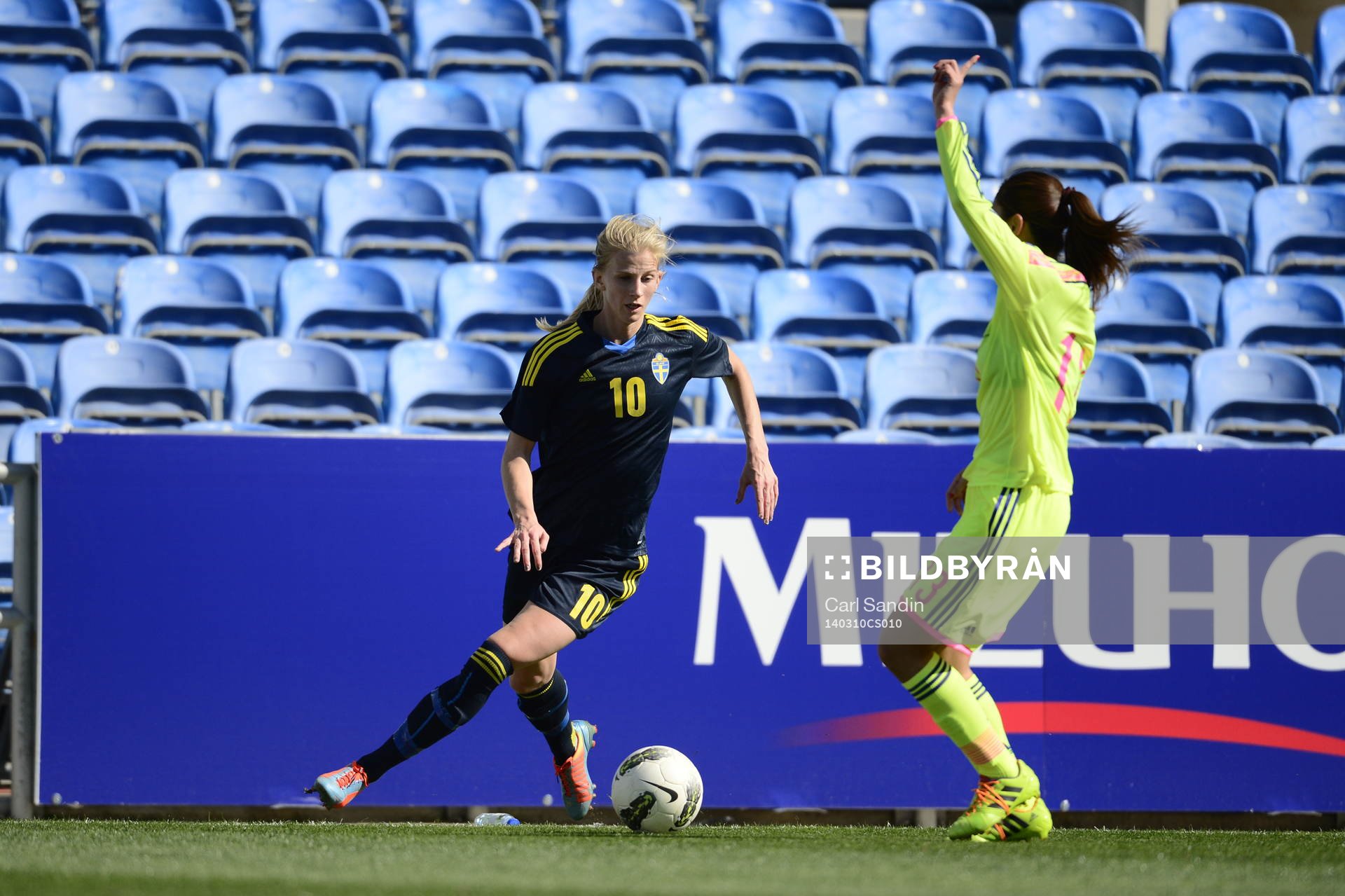 Sofia Jakobsson med bollen