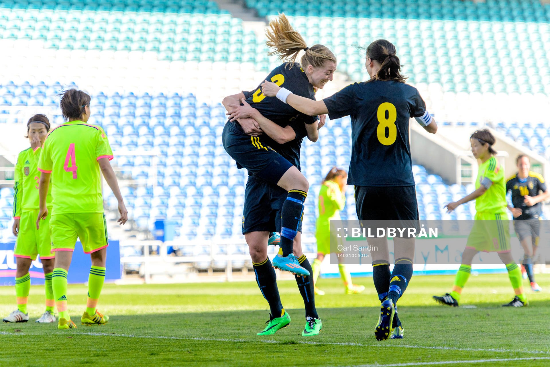 Sveriges Linda Sembrant firar efter 0-1 under fotbollsmatchen mellan Japan och Sverige i Algarve Cup den 10 mars 2014.